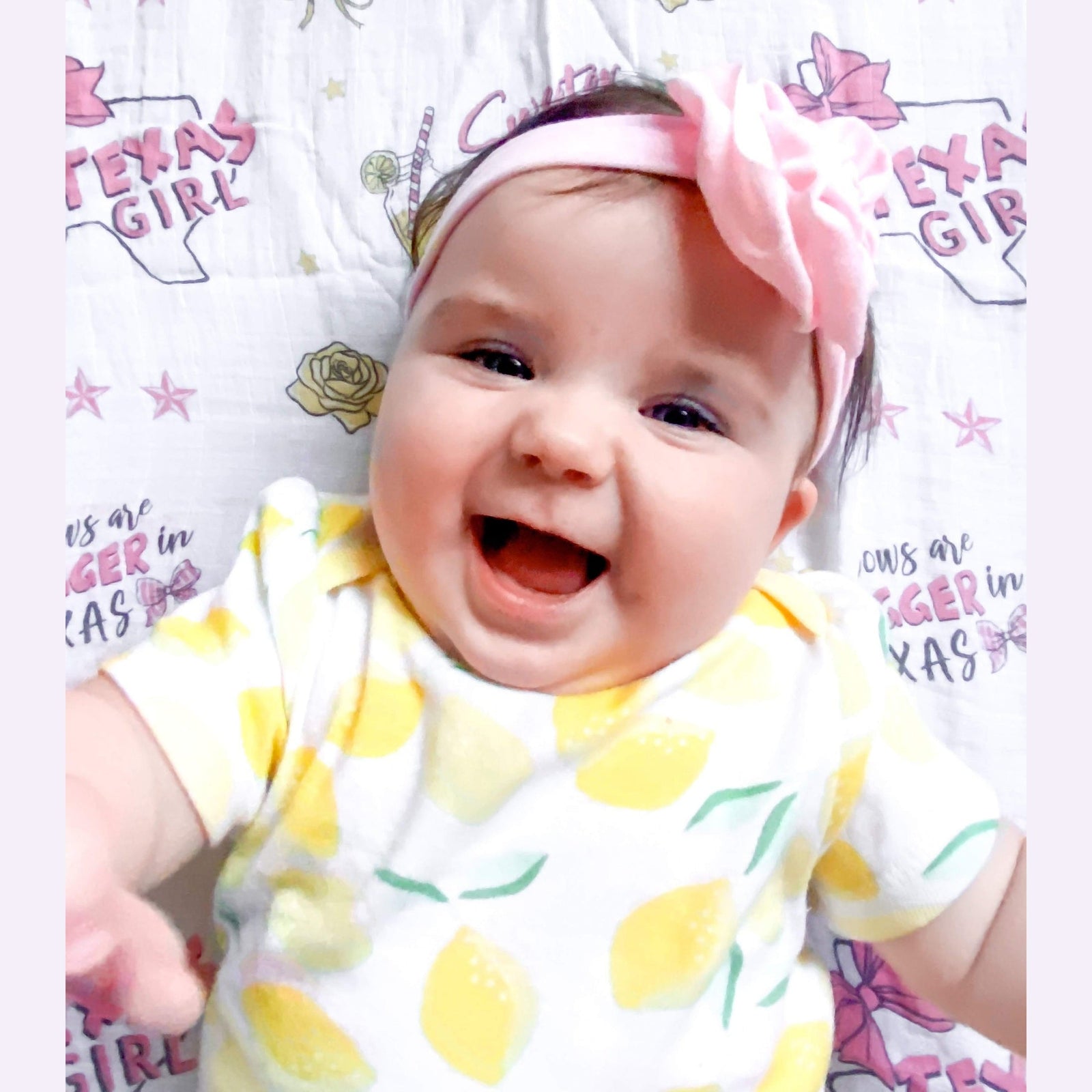 Conjunto de regalo: manta de muselina para envolver al bebé y paño eructador/babero combinados para niña de Texas Baby 