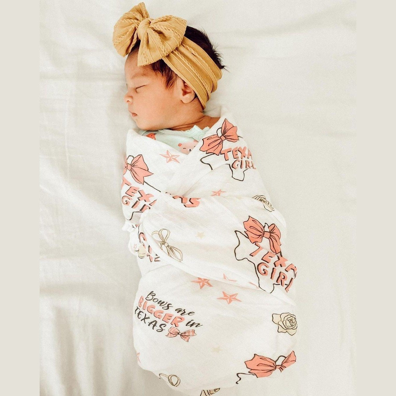 Conjunto de regalo: manta de muselina para envolver al bebé y paño eructador/babero combinados para niña de Texas Baby 