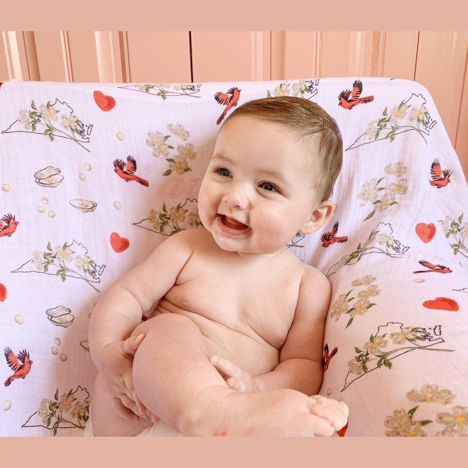 Conjunto de regalo: manta de muselina para envolver al bebé y paño eructador/babero combinados de Virginia Baby (floral)