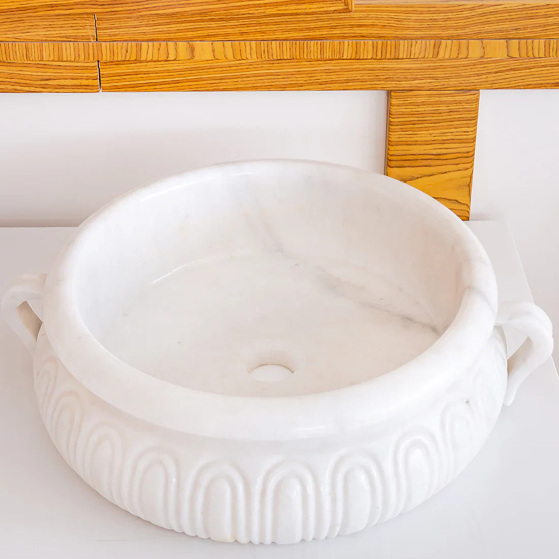 Cacerola de mármol blanco Calacatta con forma de vasija sobre lavabo de tocador de baño (diámetro de 17