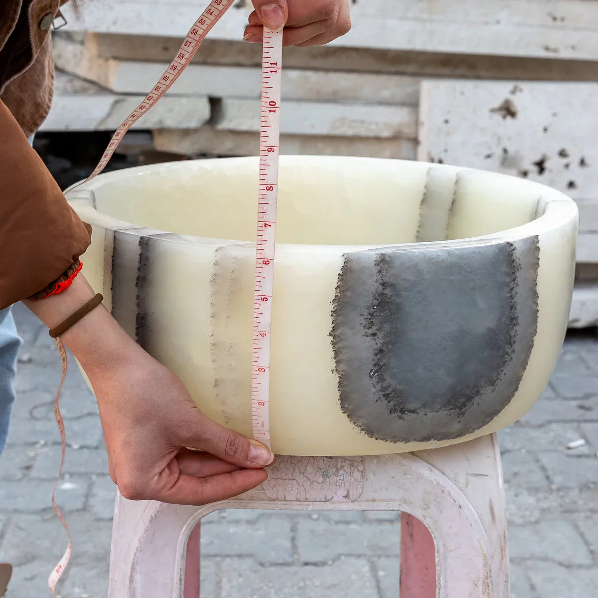 Lavabo de baño de piedra natural de ónix translúcido verde sobre encimera
