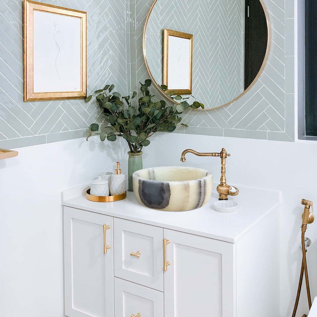 Lavabo de baño de piedra natural de ónix translúcido verde sobre encimera
