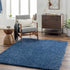 Alfombra peluda Faina de color azul oscuro liso lavable