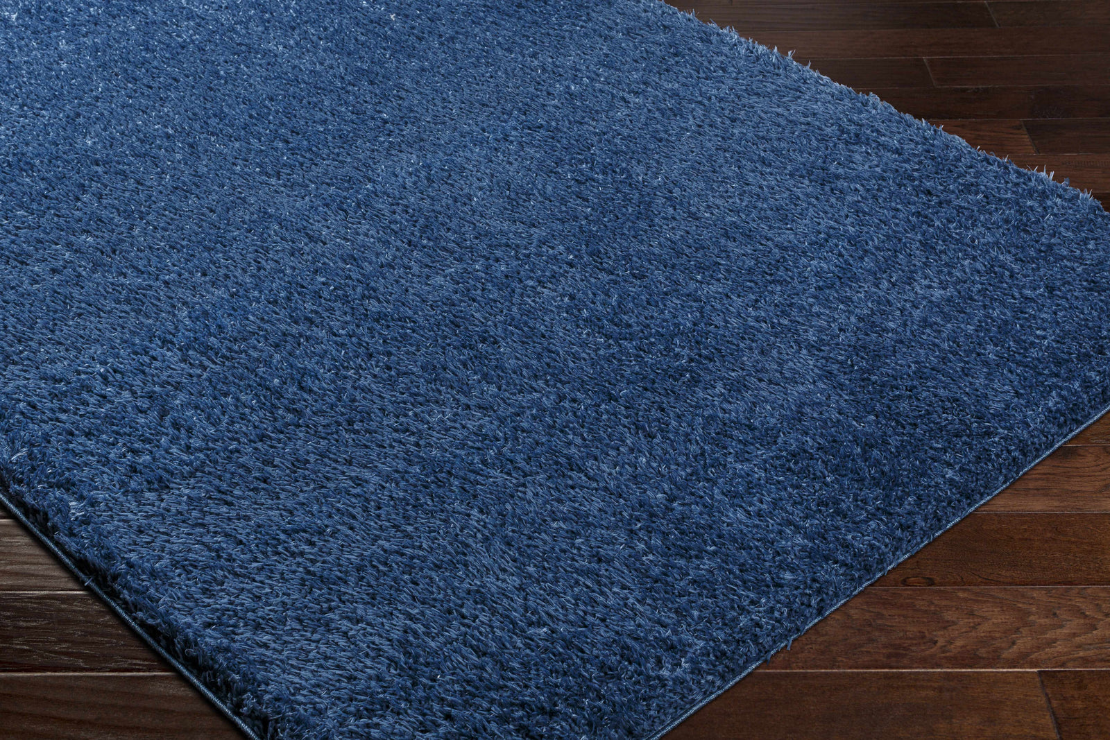Alfombra peluda Faina de color azul oscuro liso lavable