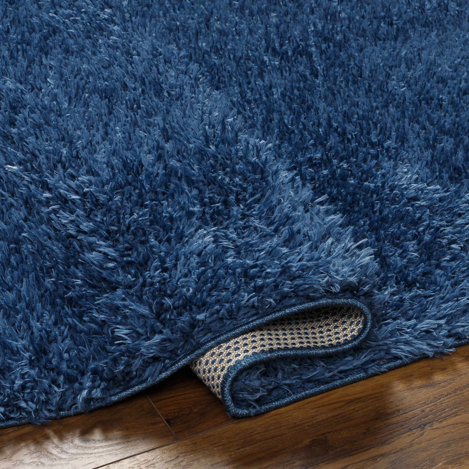 Alfombra peluda Faina de color azul oscuro liso lavable
