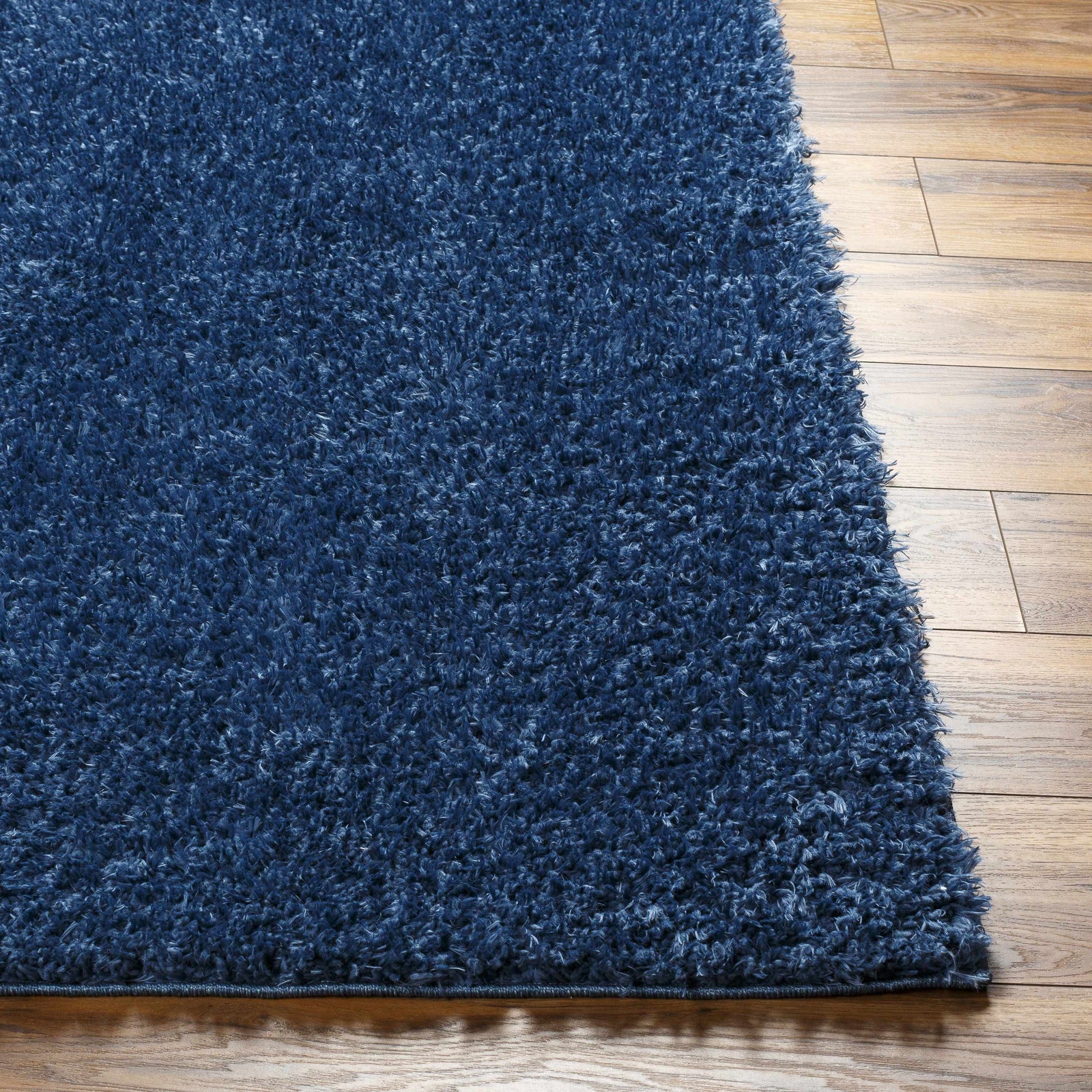 Alfombra peluda Faina de color azul oscuro liso lavable