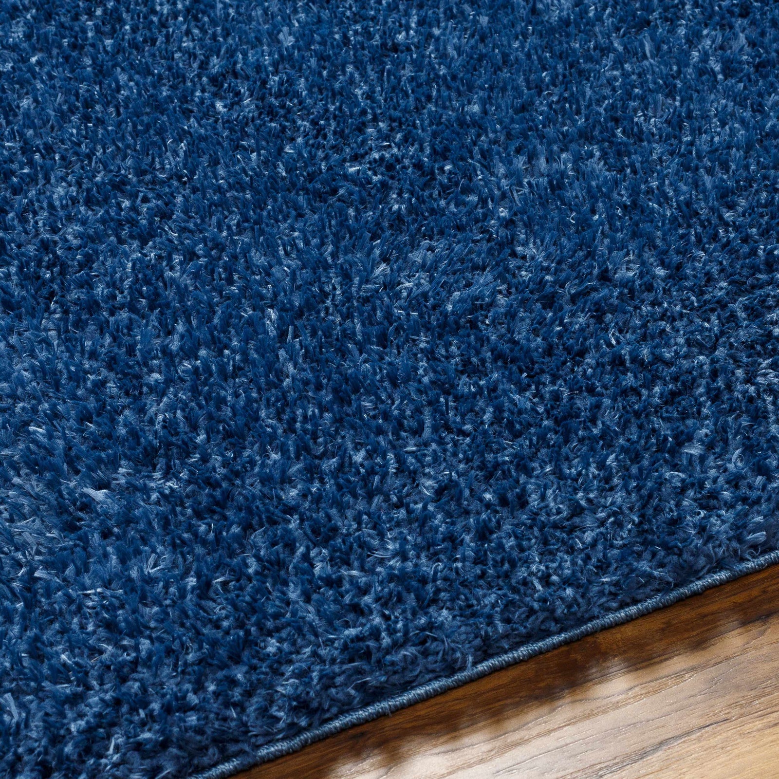 Alfombra peluda Faina de color azul oscuro liso lavable