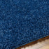 Alfombra peluda Faina de color azul oscuro liso lavable