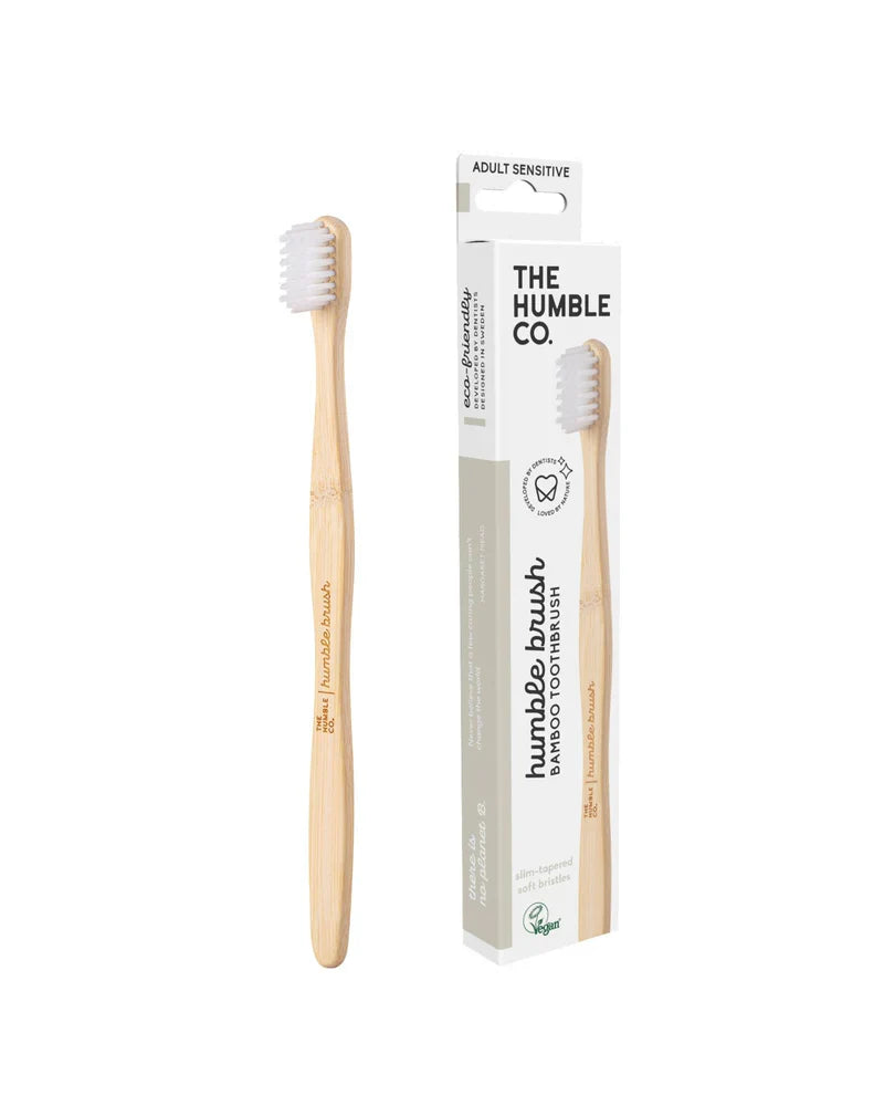 The Humble Co. - Cepillo de dientes para adultos sensibles, blanco/bambú (caja de 6) - Cuidado bucal suave