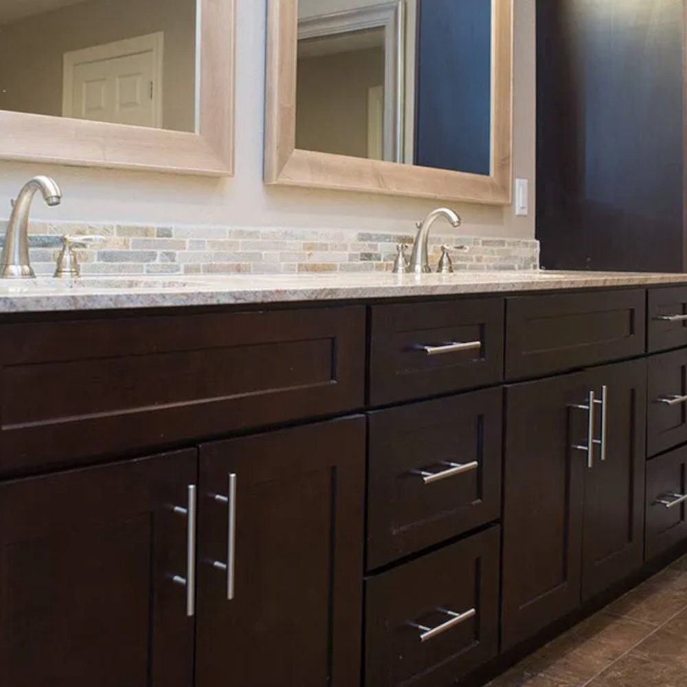 Mueble de baño con un solo lavabo y cajones de 60 pulgadas con mezclador de espresso