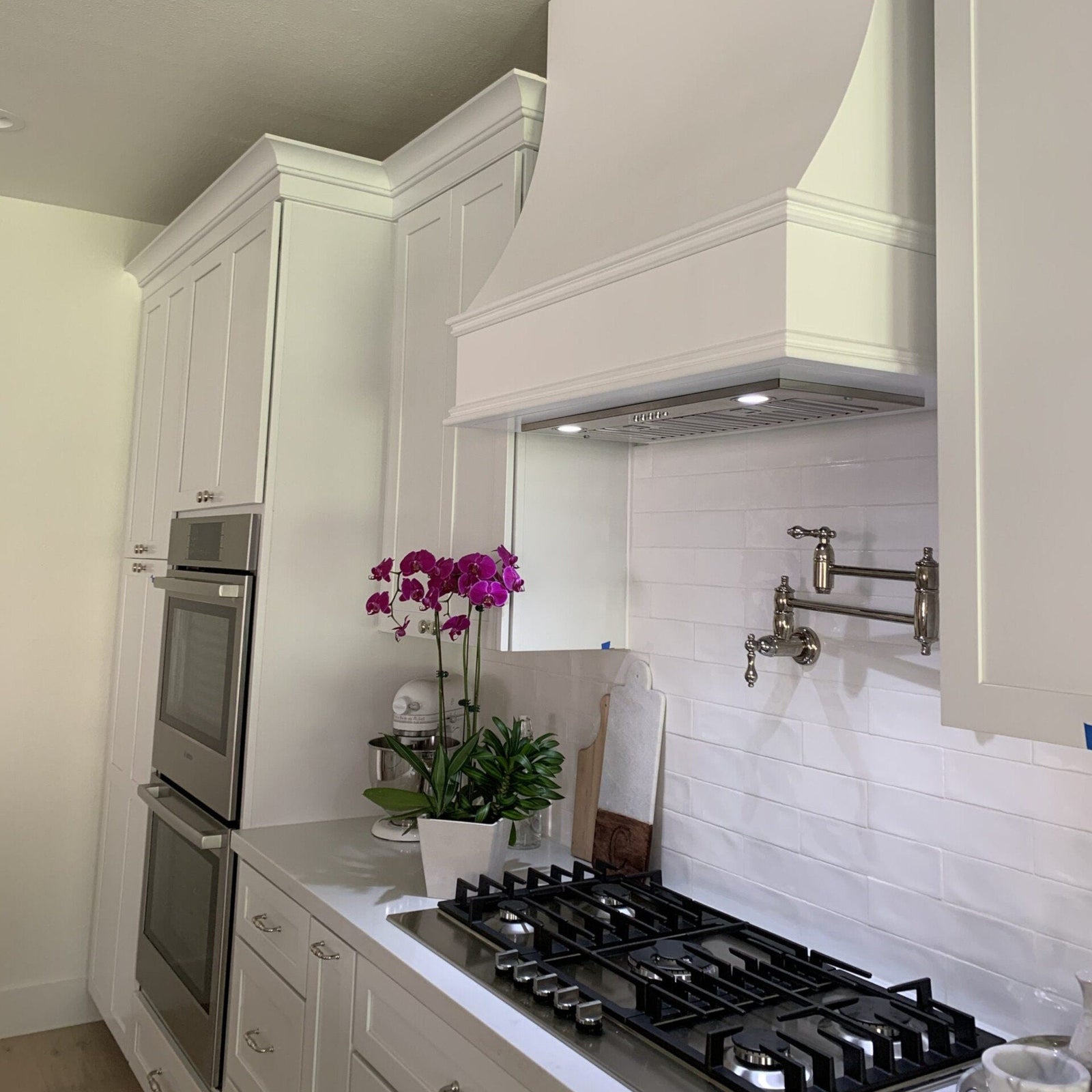 Campana extractora de madera sin terminar con frente inclinado con tiras y moldura decorativa: anchos disponibles de 30