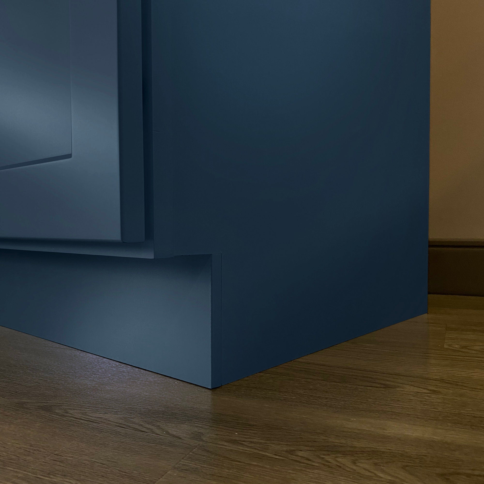 Mueble de baño de 36 pulgadas con lavabo individual en color azul marino y cajones a la izquierda