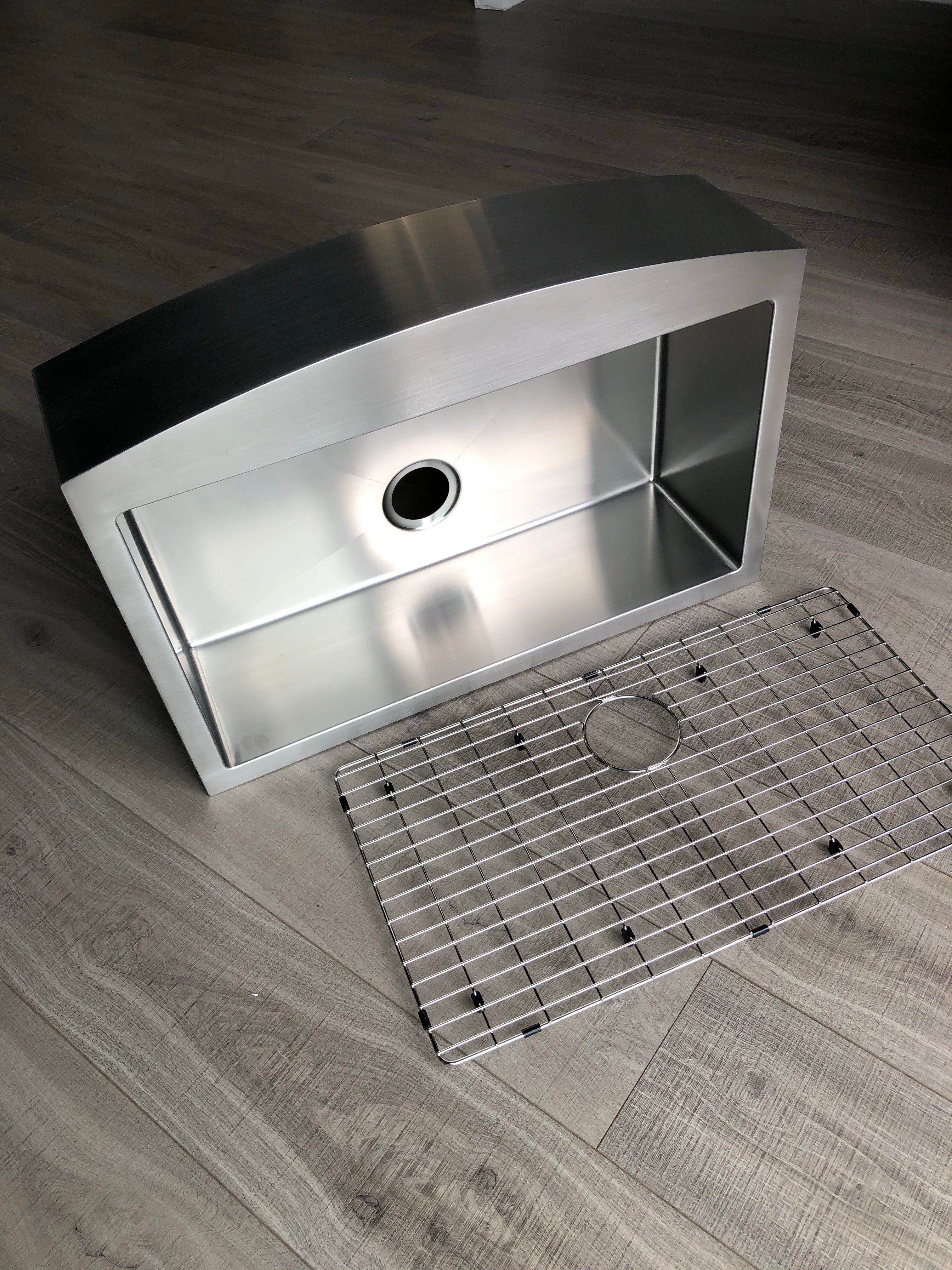 Fregadero de cocina de un solo tazón con delantal de radio pequeño Zeek de 33" ZH-AP33
