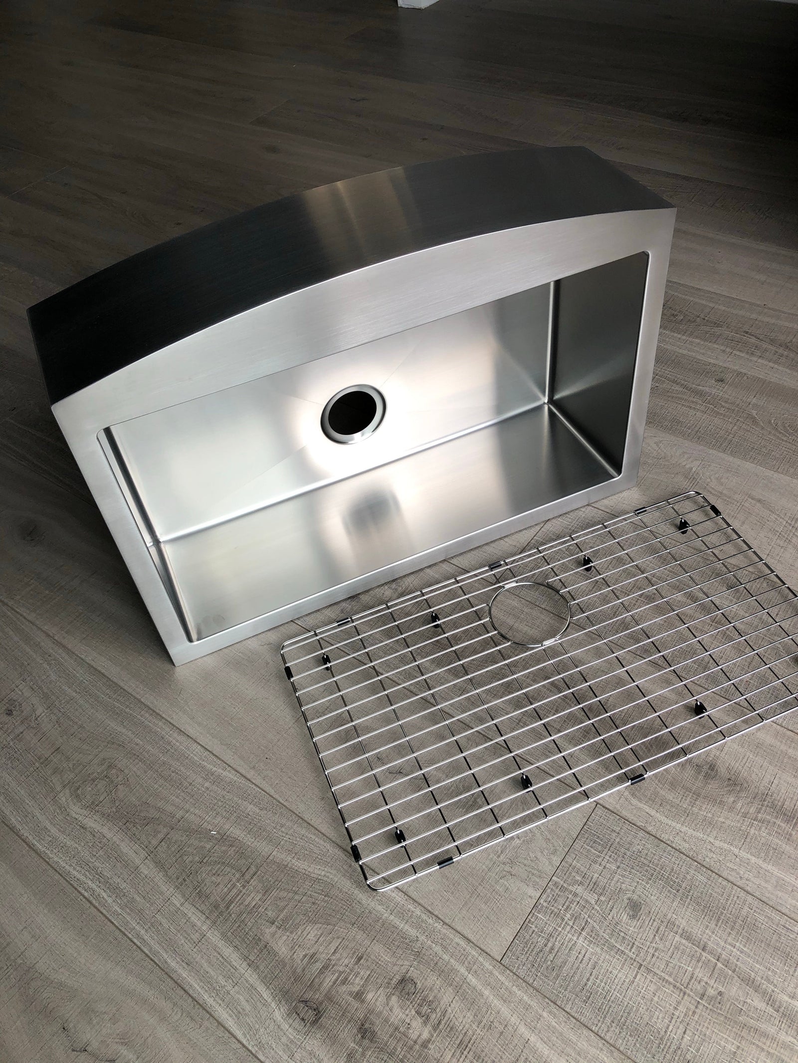 Fregadero de cocina de un solo tazón con delantal de radio pequeño Zeek de 33