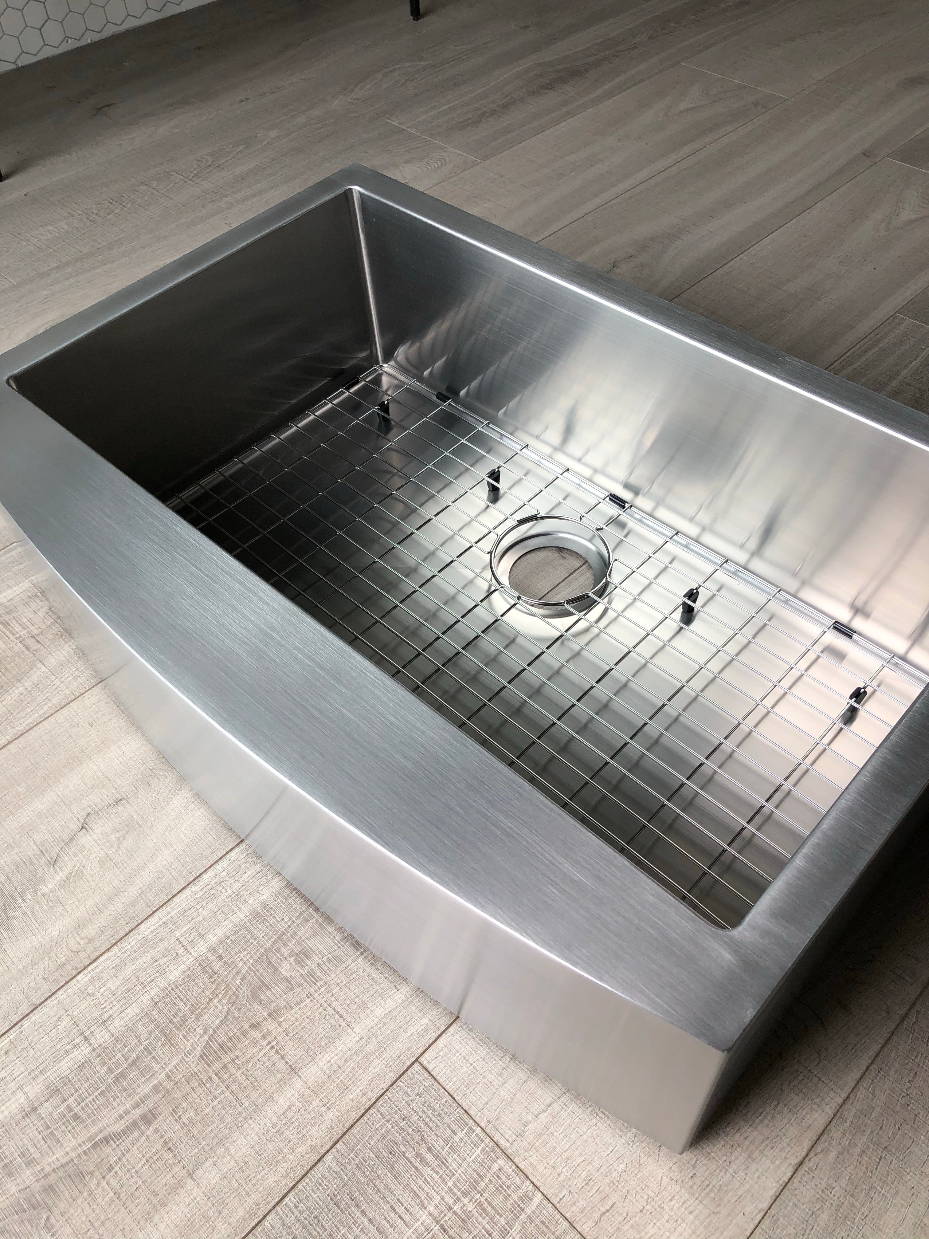 Fregadero de cocina de un solo tazón con delantal de radio pequeño Zeek de 33" ZH-AP33