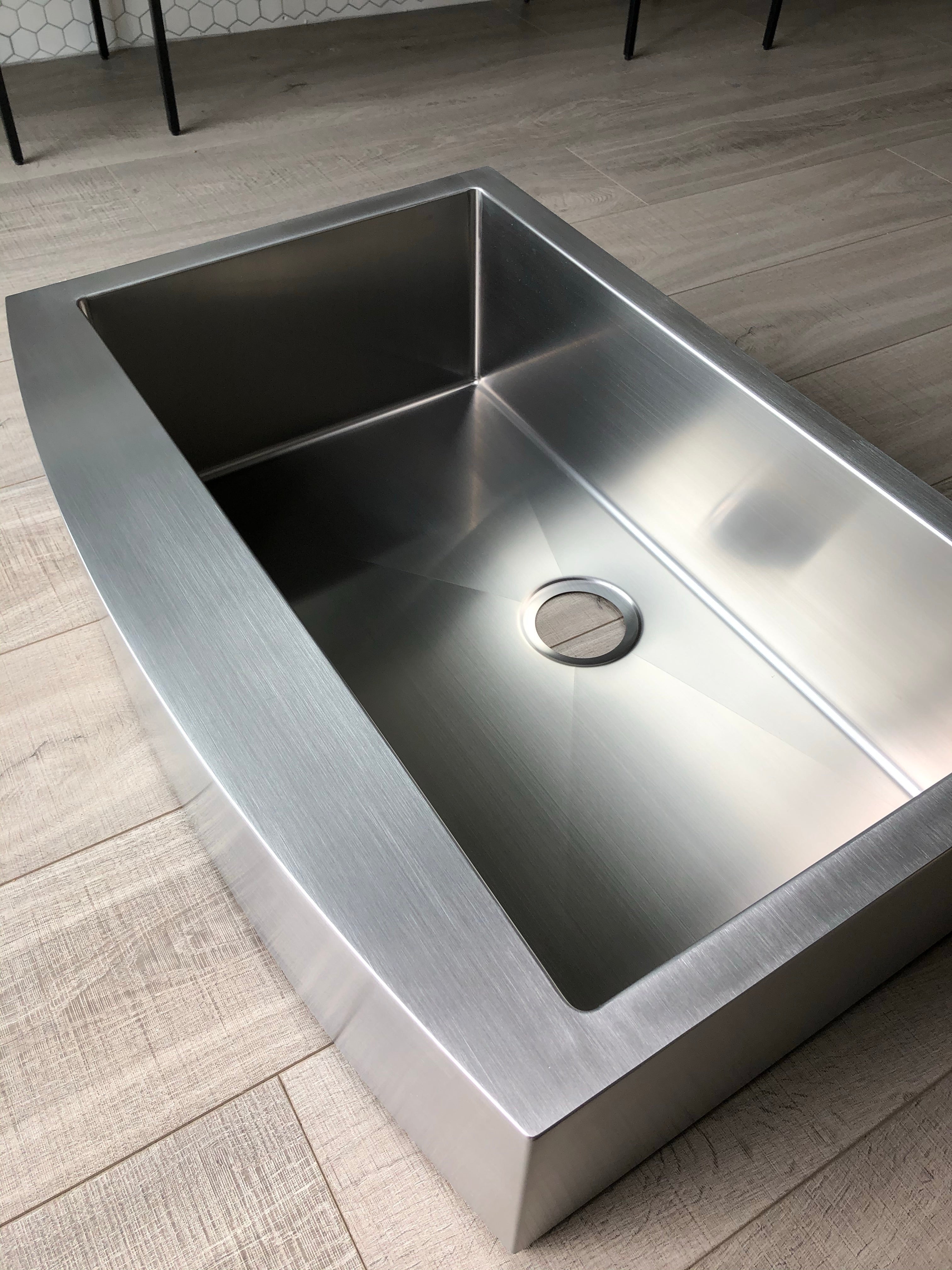 Fregadero de cocina de un solo tazón con delantal de radio pequeño Zeek de 33" ZH-AP33
