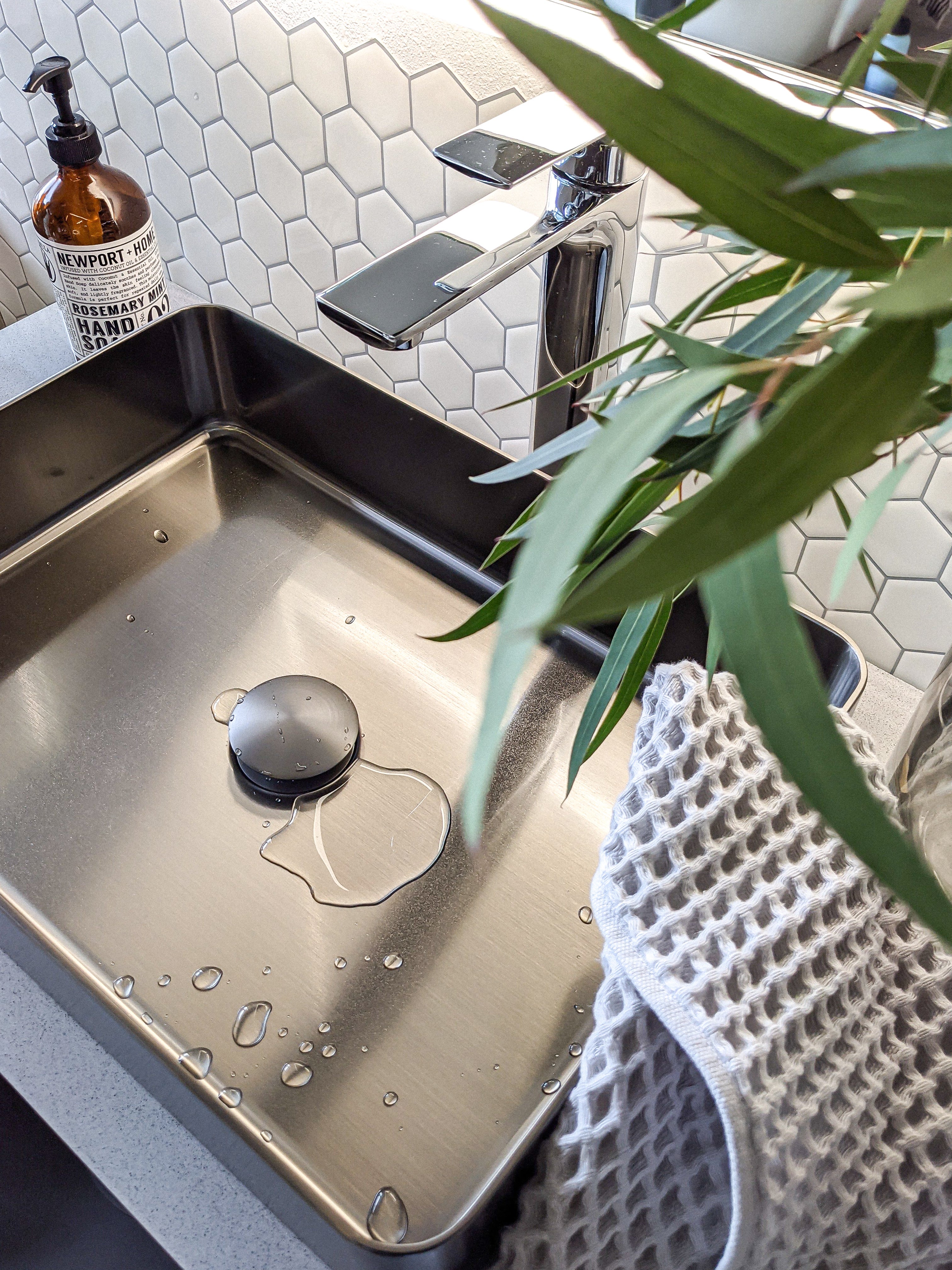 Lavabo de baño rectangular Zeek de 18” x 13” en color negro metalizado con revestimiento de PVD Nano Tech de acero inoxidable ZN-B183