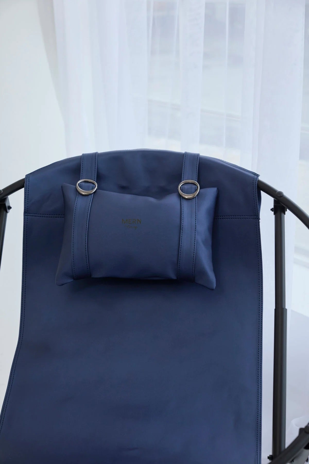 Silla plegable de piel sintética con estructura de metal color índigo