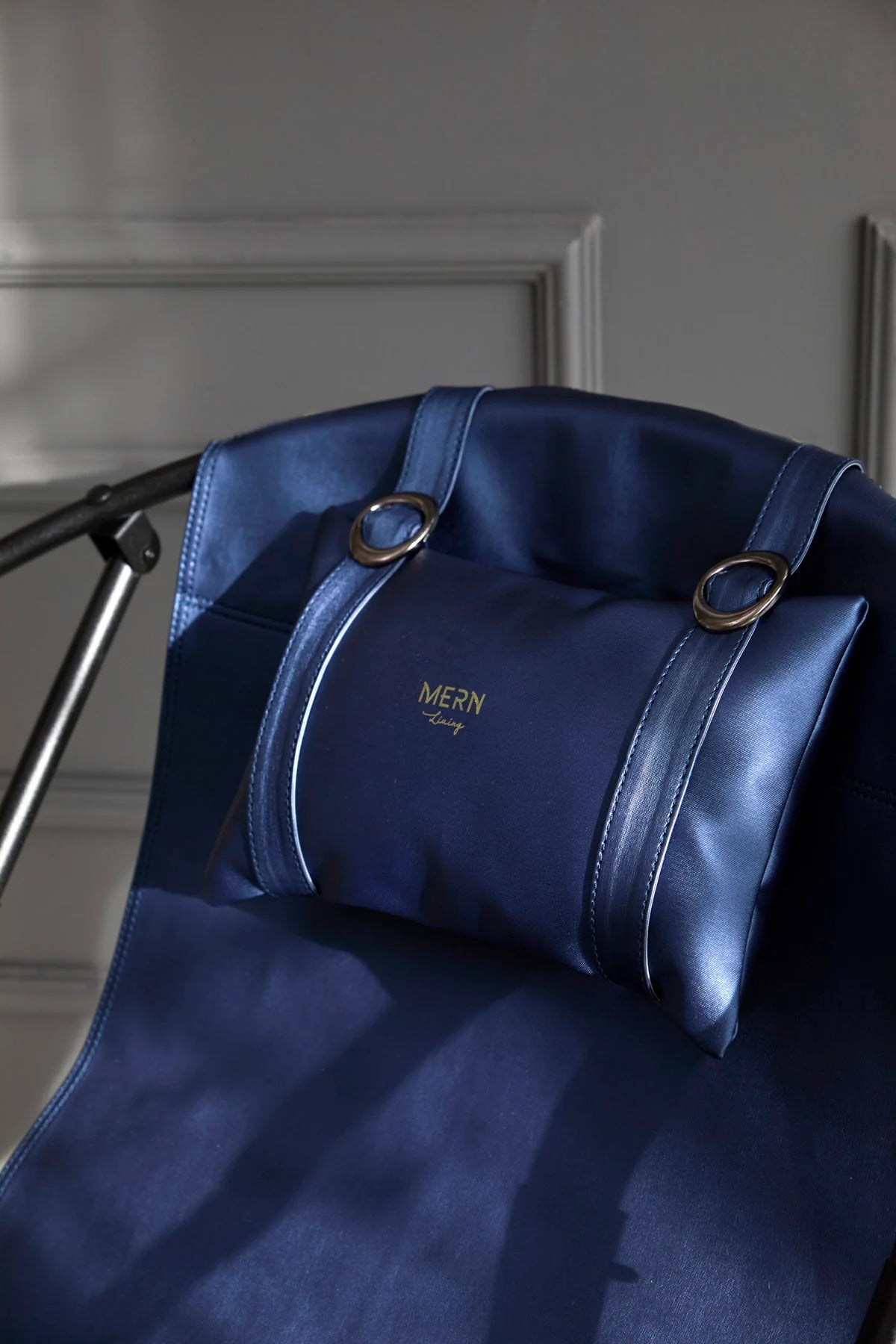 Silla plegable de piel sintética con estructura de metal color índigo