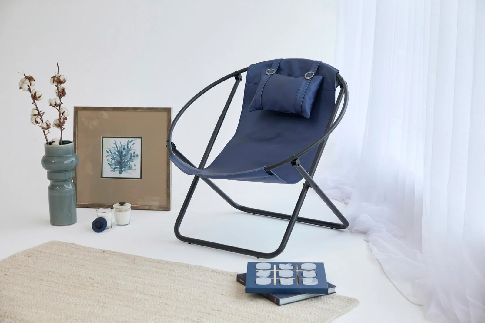 Silla plegable de piel sintética con estructura de metal color índigo