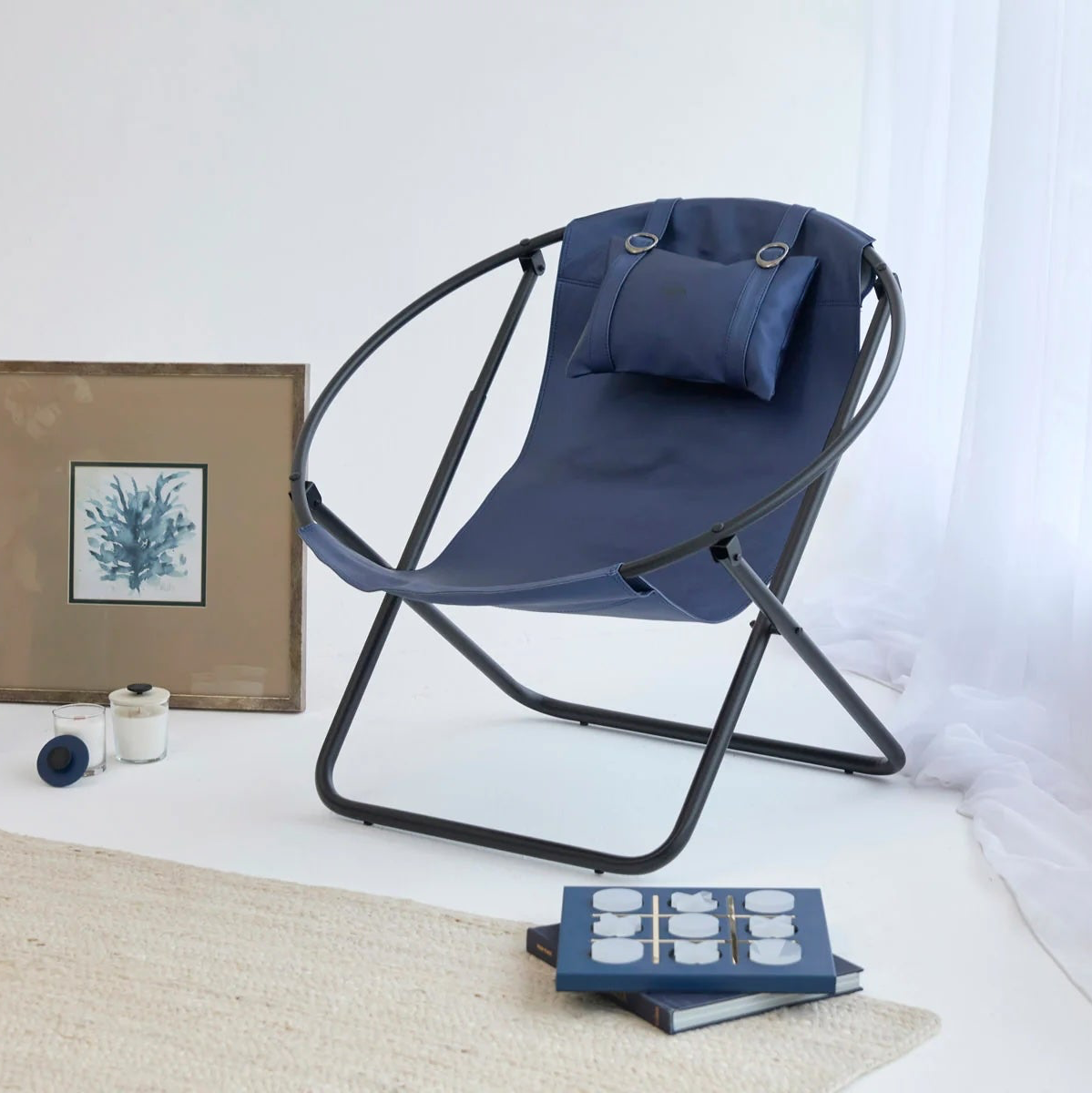Silla plegable de piel sintética con estructura de metal color índigo