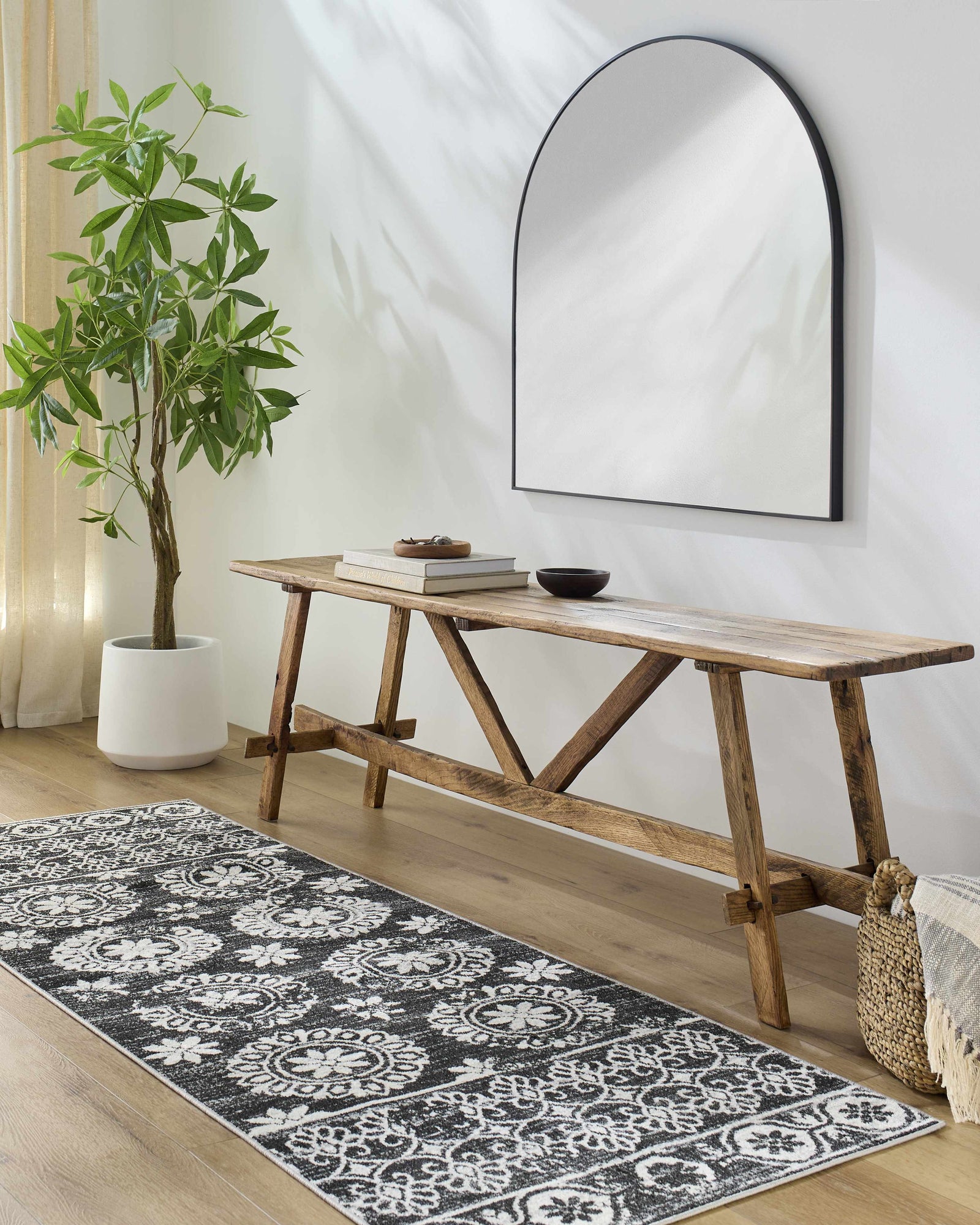 Alfombra lavable con diseño floral en blanco y negro de Kahraman