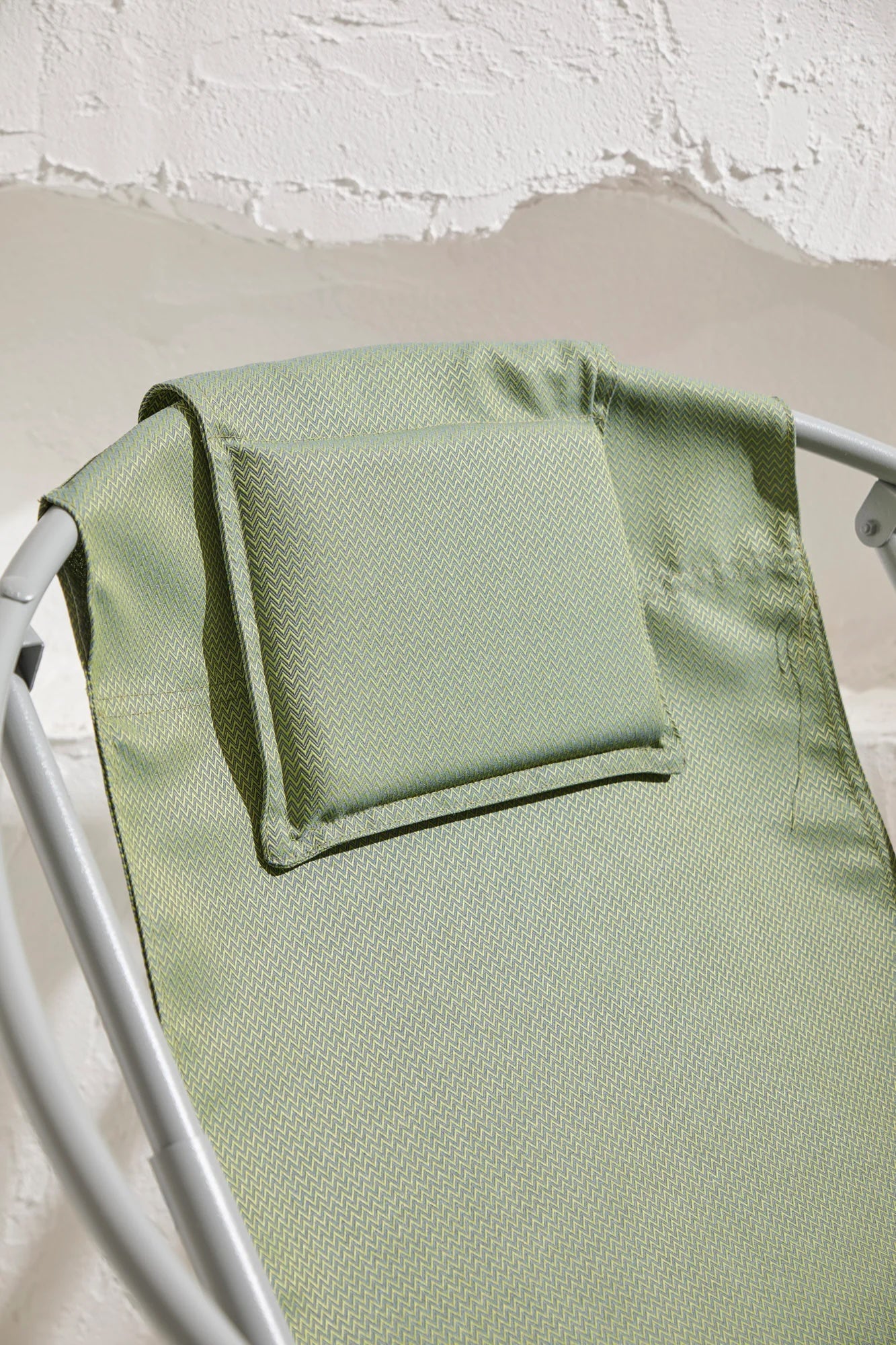 Silla plegable Lare Aurora de lona verde con estructura de metal gris
