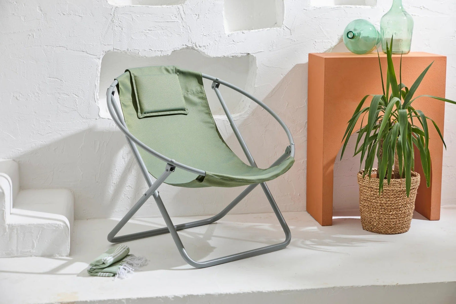 Silla plegable Lare Aurora de lona verde con estructura de metal gris