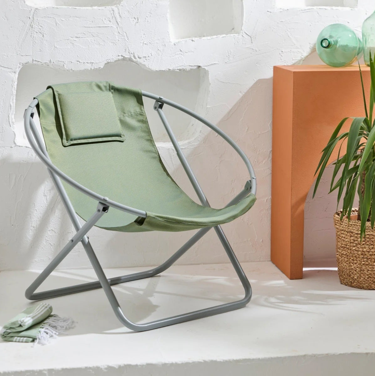Silla plegable Lare Aurora de lona verde con estructura de metal gris