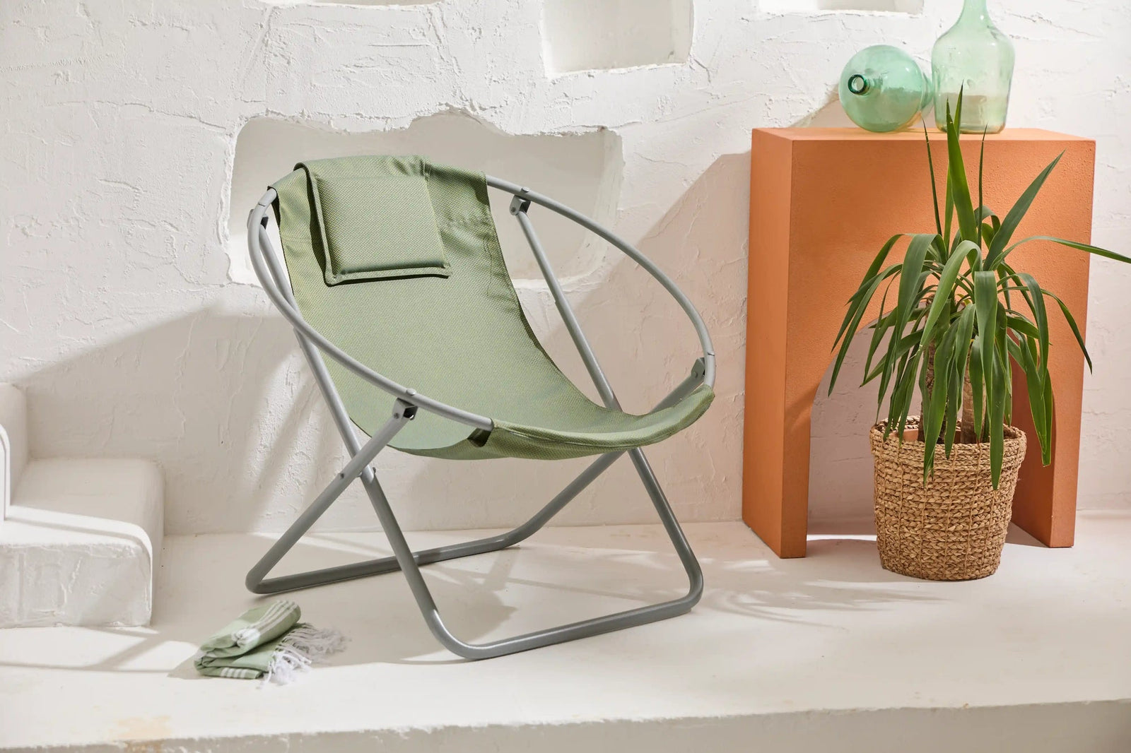 Silla plegable Lare Aurora de lona verde con estructura de metal gris