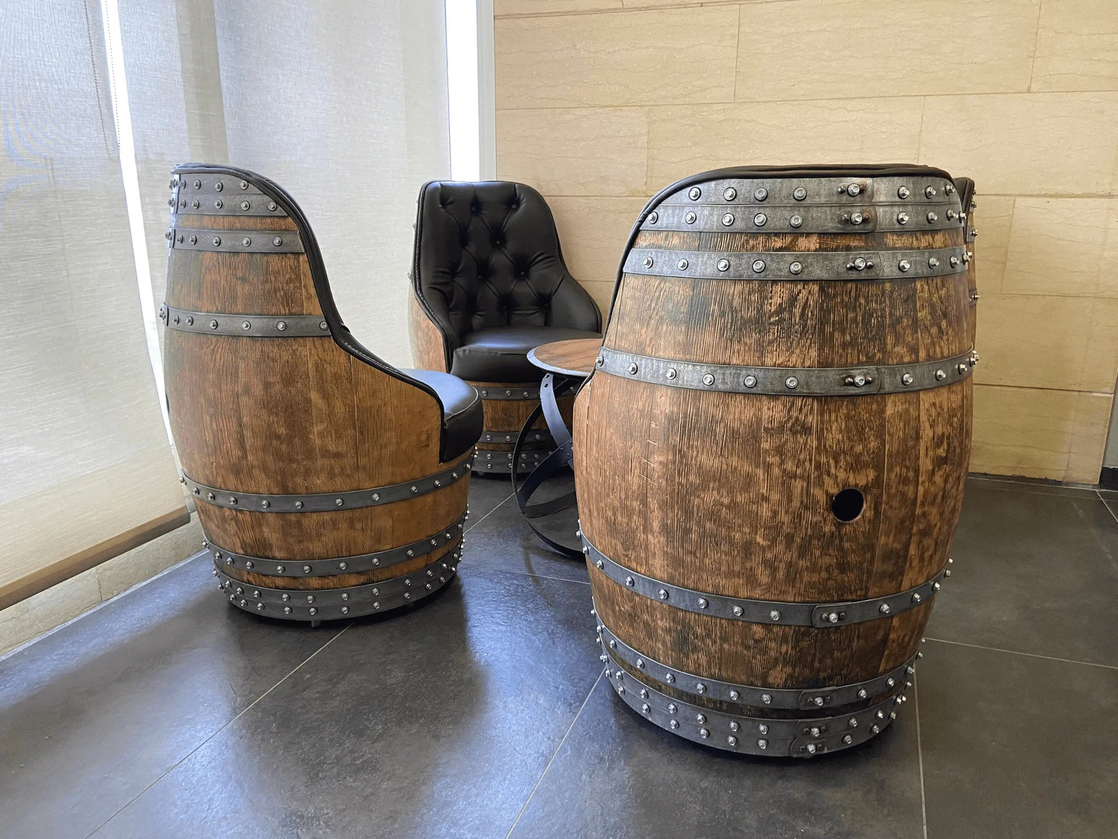 Silla de lujo Captain Barrel, hecha a mano, con compartimentos ocultos para vino y whisky, tapizada con espuma viscoelástica y ruedas móviles.