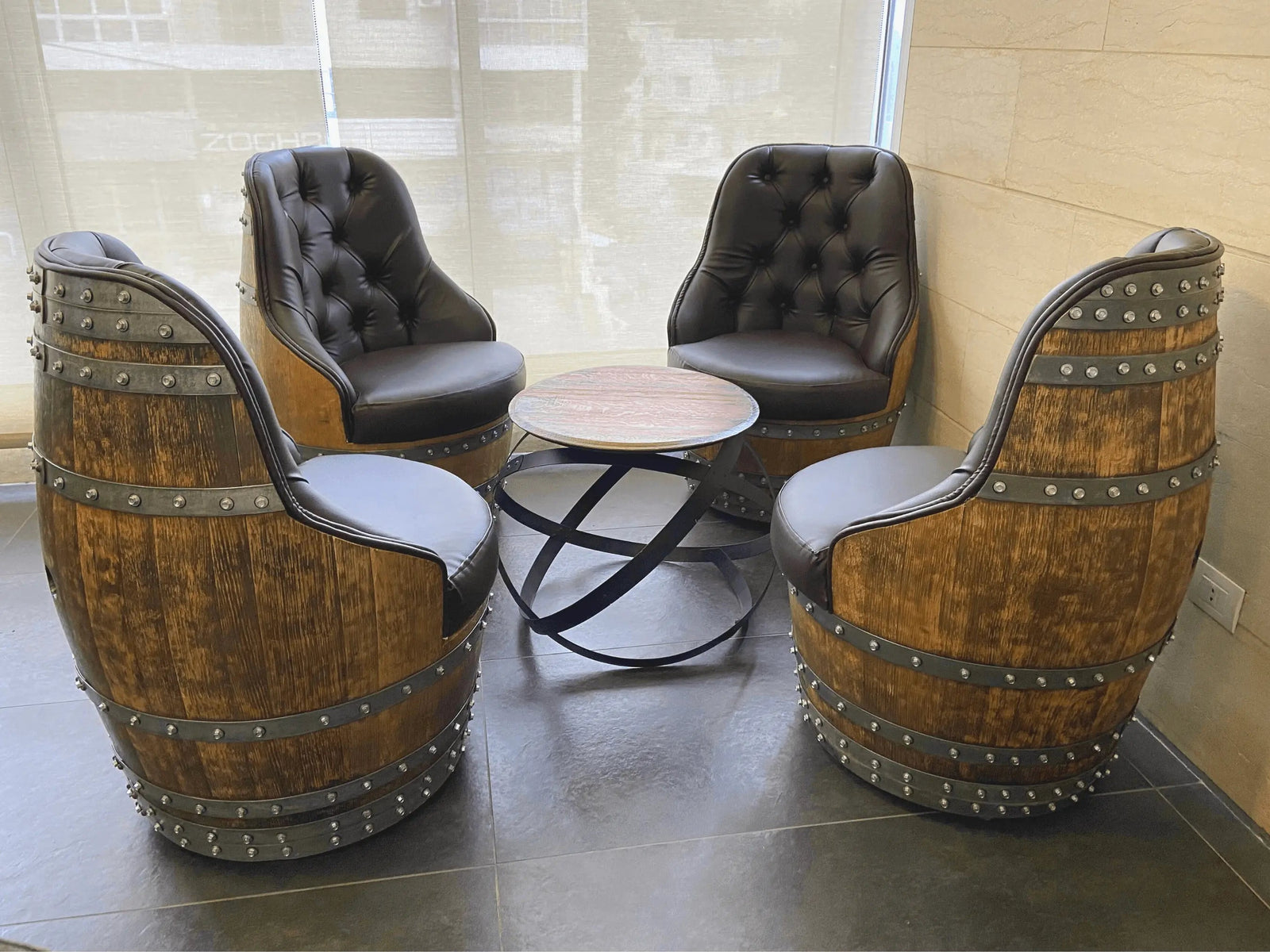 Silla de lujo Captain Barrel, hecha a mano, con compartimentos ocultos para vino y whisky, tapizada con espuma viscoelástica y ruedas móviles.