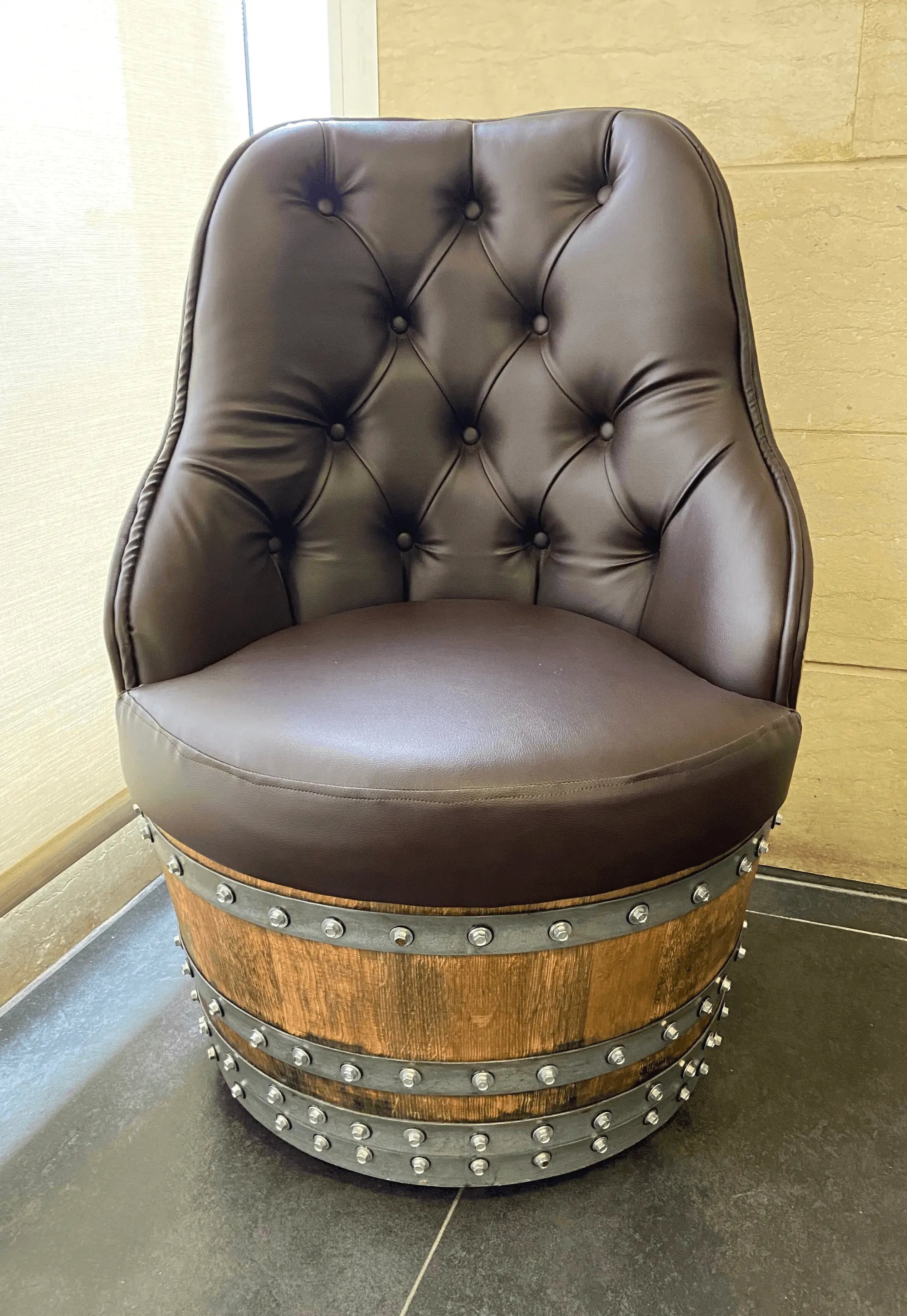 Silla de lujo Captain Barrel, hecha a mano, con compartimentos ocultos para vino y whisky, tapizada con espuma viscoelástica y ruedas móviles.