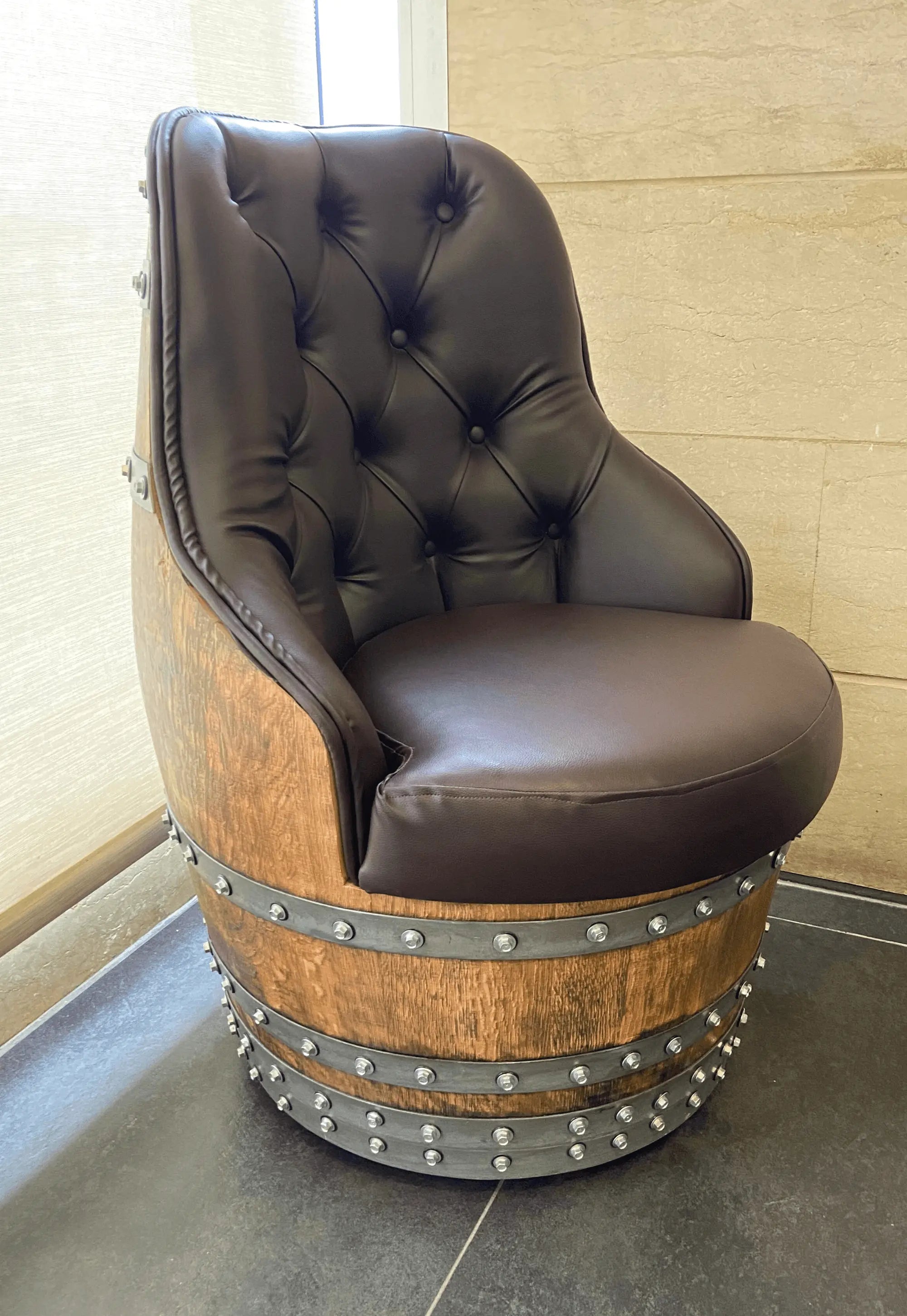 Silla de lujo Captain Barrel, hecha a mano, con compartimentos ocultos para vino y whisky, tapizada con espuma viscoelástica y ruedas móviles.