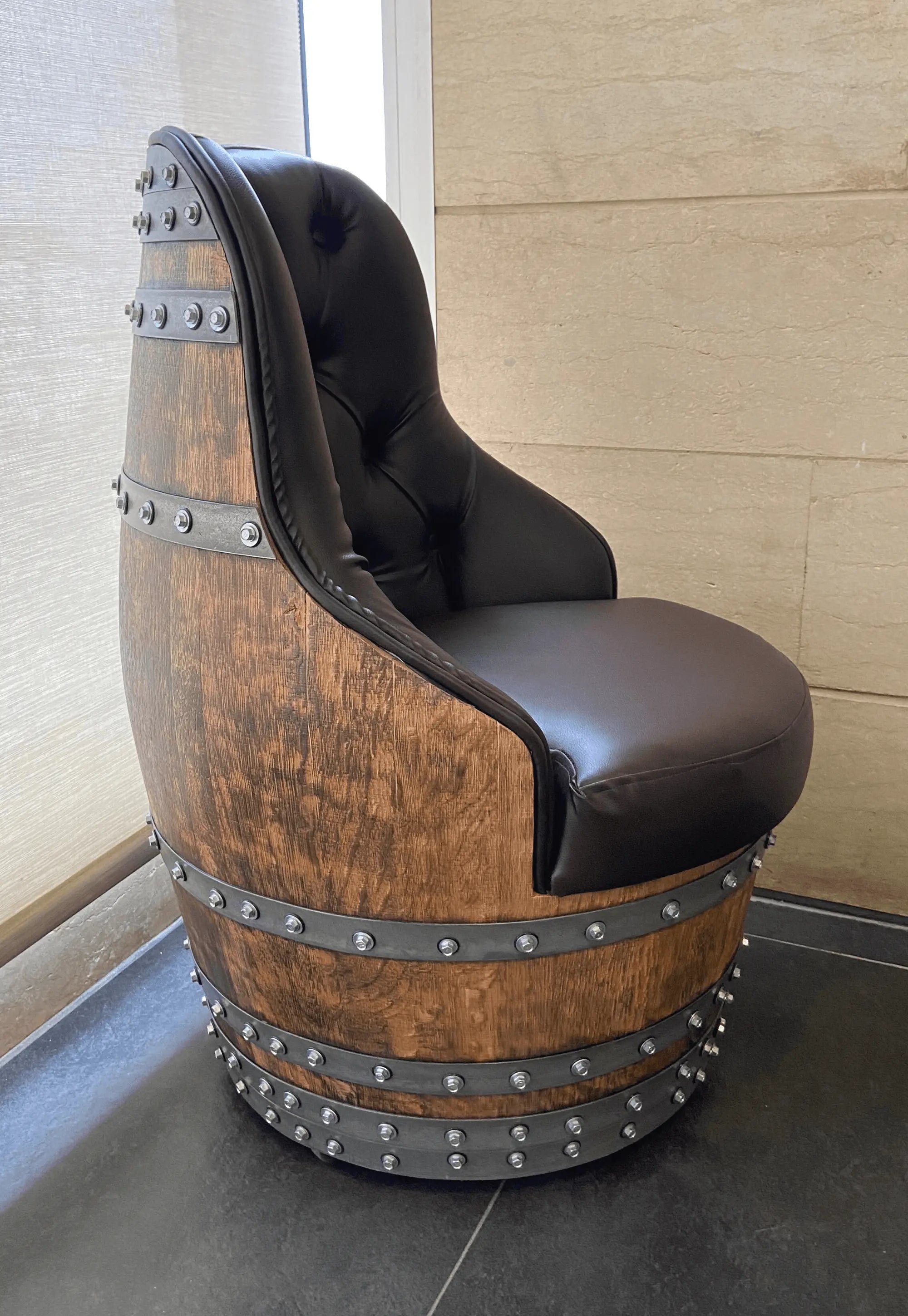Silla de lujo Captain Barrel, hecha a mano, con compartimentos ocultos para vino y whisky, tapizada con espuma viscoelástica y ruedas móviles.