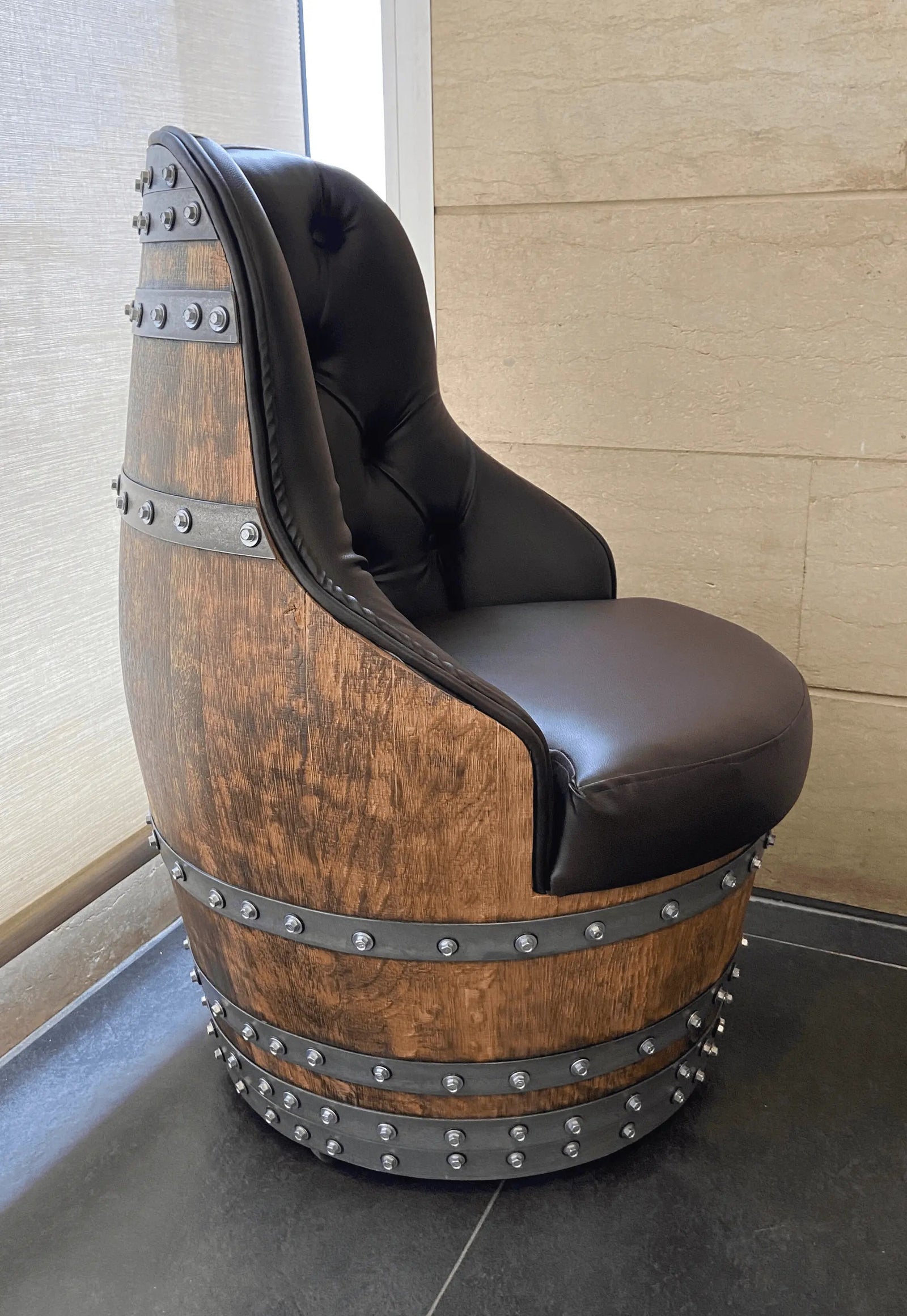 Silla de lujo Captain Barrel, hecha a mano, con compartimentos ocultos para vino y whisky, tapizada con espuma viscoelástica y ruedas móviles.