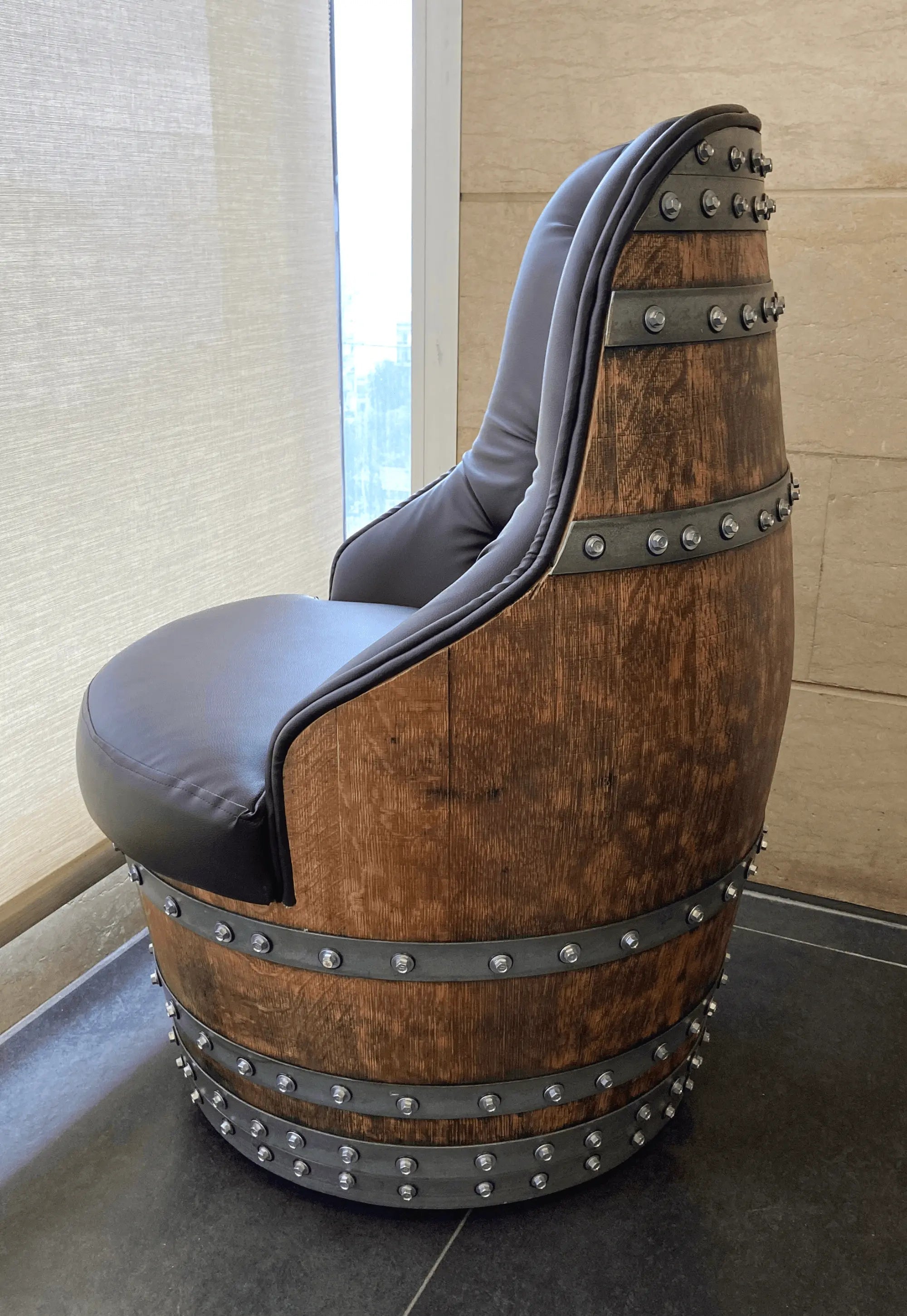 Silla de lujo Captain Barrel, hecha a mano, con compartimentos ocultos para vino y whisky, tapizada con espuma viscoelástica y ruedas móviles.
