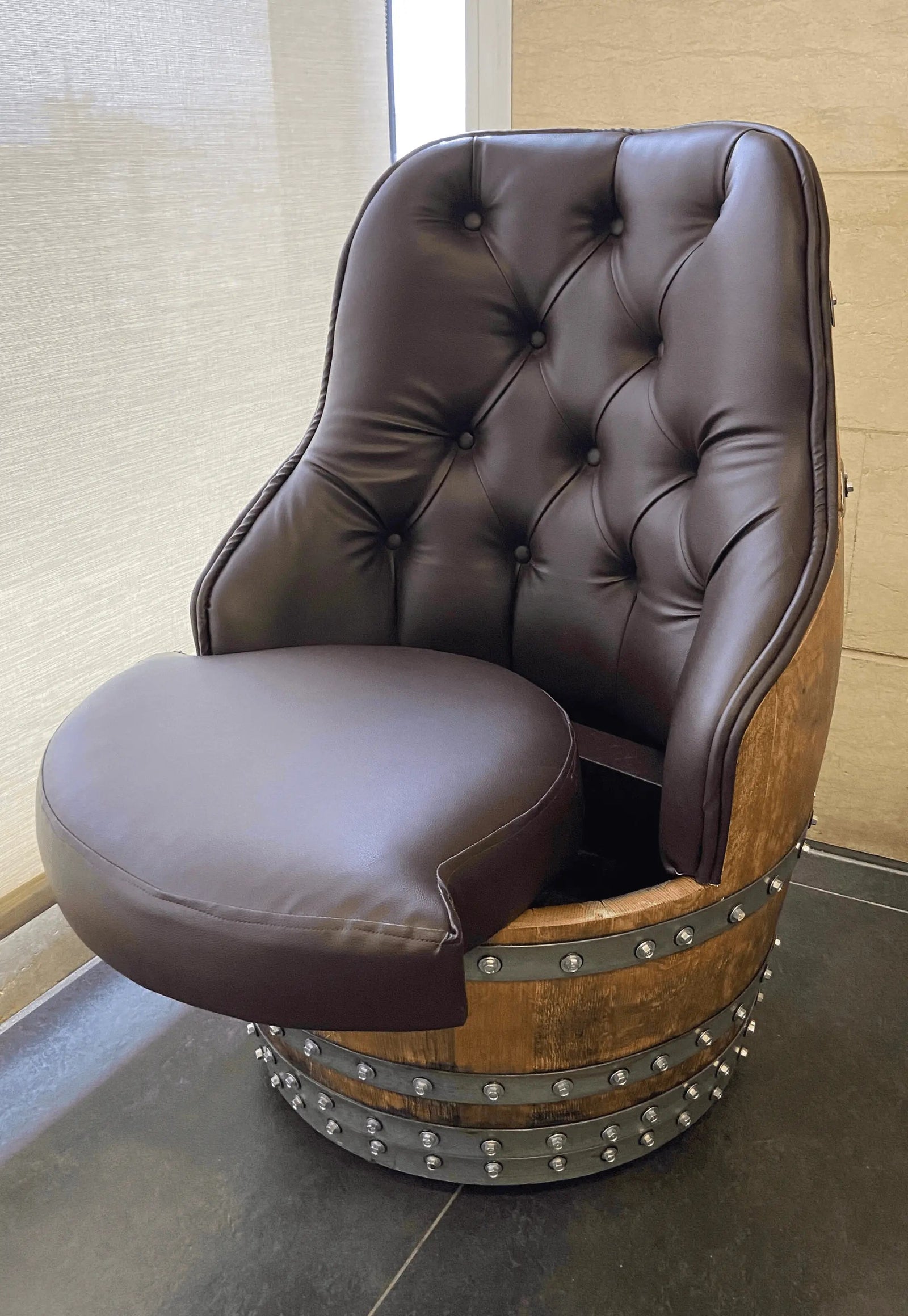 Silla de lujo Captain Barrel, hecha a mano, con compartimentos ocultos para vino y whisky, tapizada con espuma viscoelástica y ruedas móviles.