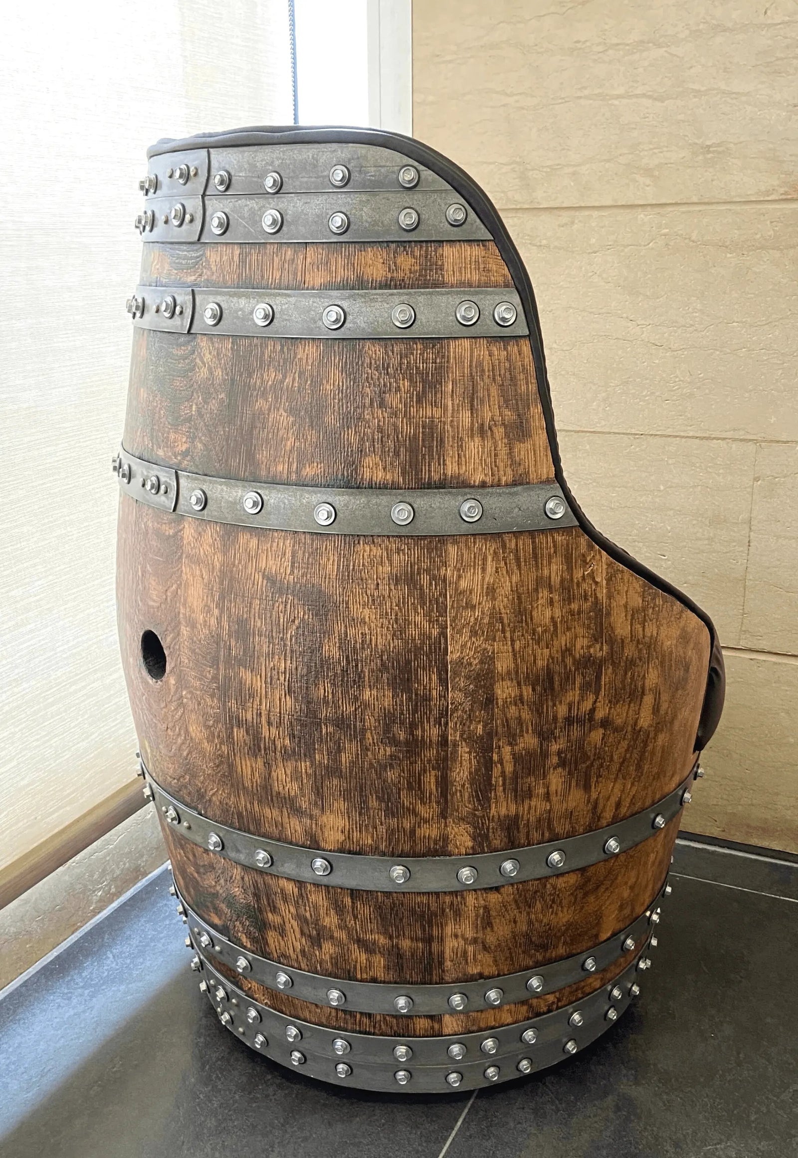 Silla de lujo Captain Barrel, hecha a mano, con compartimentos ocultos para vino y whisky, tapizada con espuma viscoelástica y ruedas móviles.
