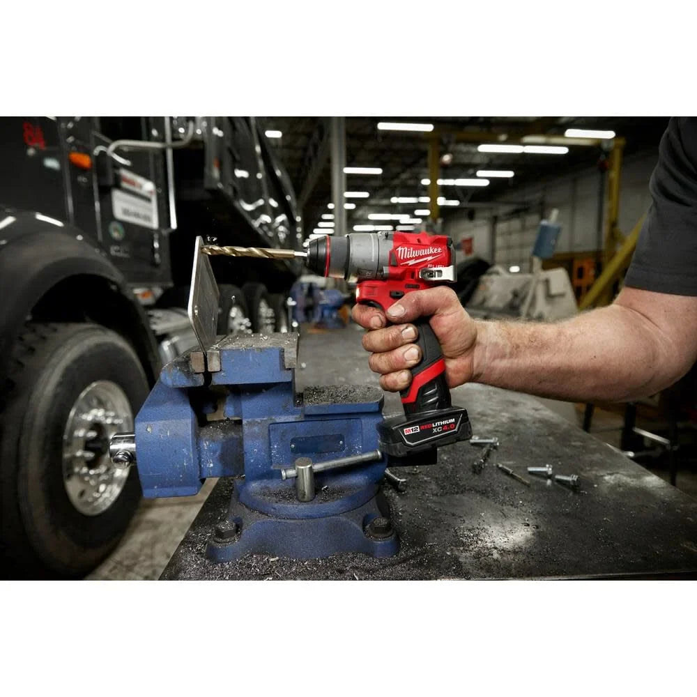 Kit de taladro/atornillador Milwaukee 3403-22 M12 FUEL de 1/2