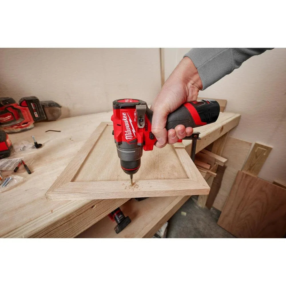 Kit de taladro/atornillador Milwaukee 3403-22 M12 FUEL de 1/2