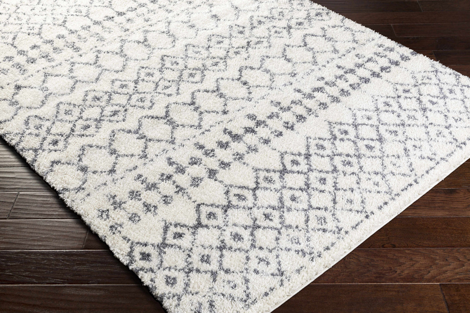 Alfombra de felpa con enrejado blanco y gris de Navassa