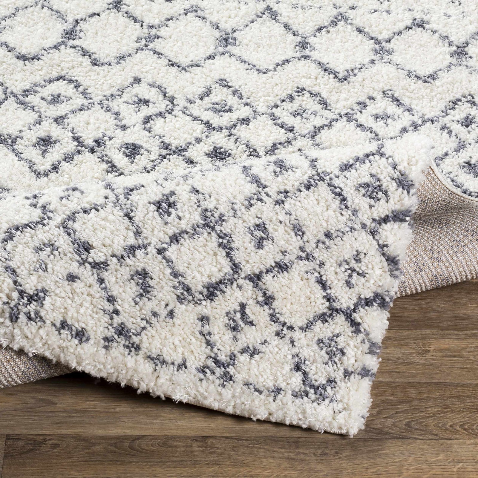 Alfombra de felpa con enrejado blanco y gris de Navassa