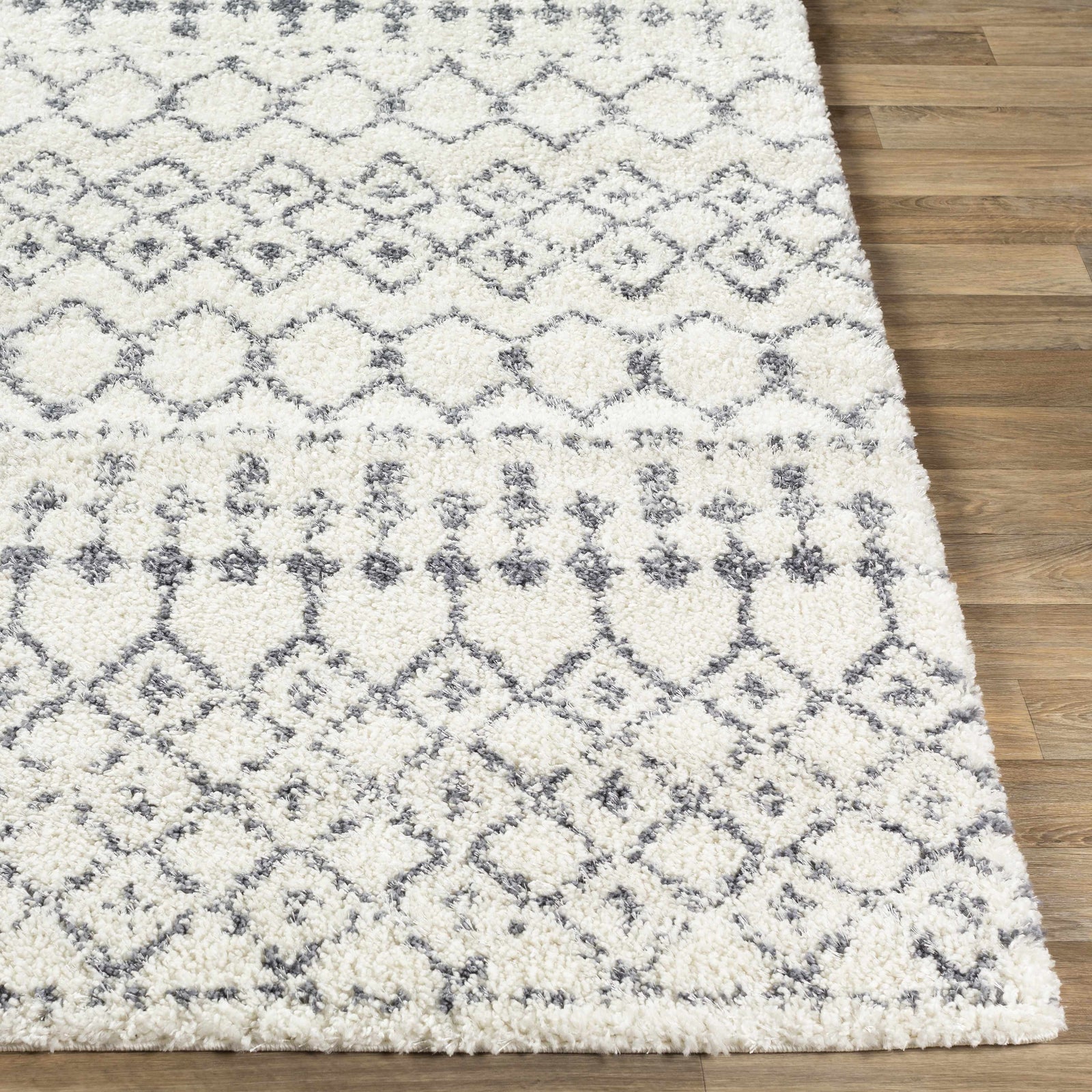 Alfombra de felpa con enrejado blanco y gris de Navassa
