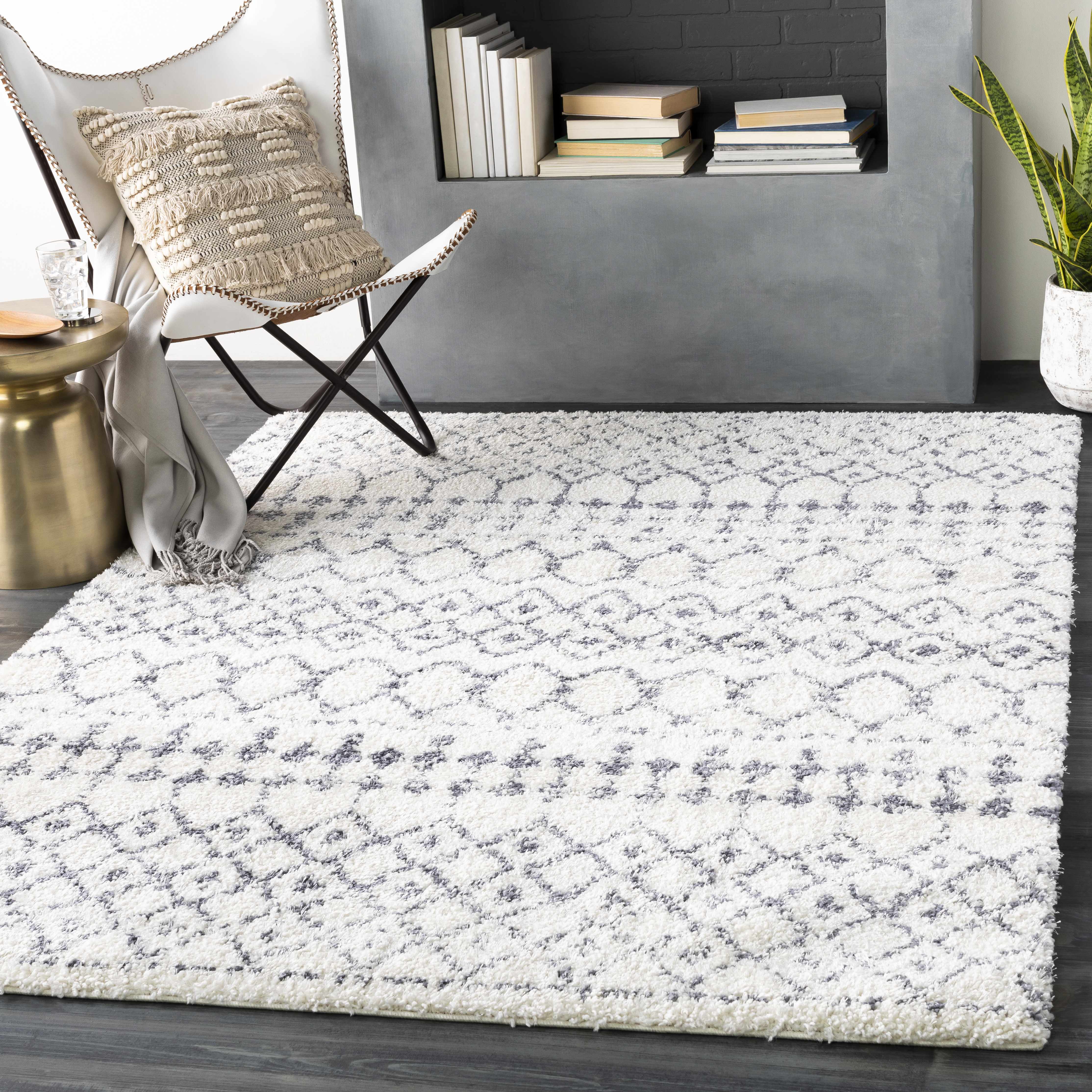 Alfombra de felpa con enrejado blanco y gris de Navassa