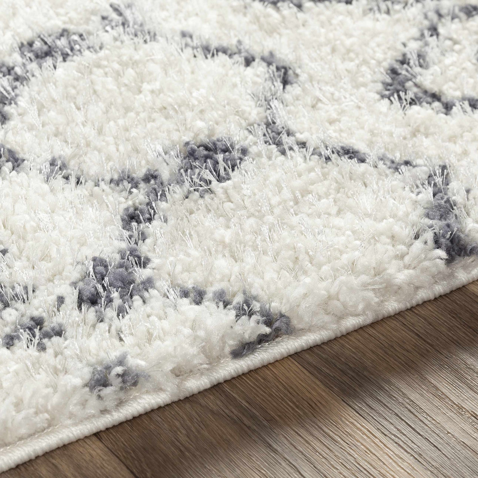 Alfombra de felpa con enrejado blanco y gris de Navassa