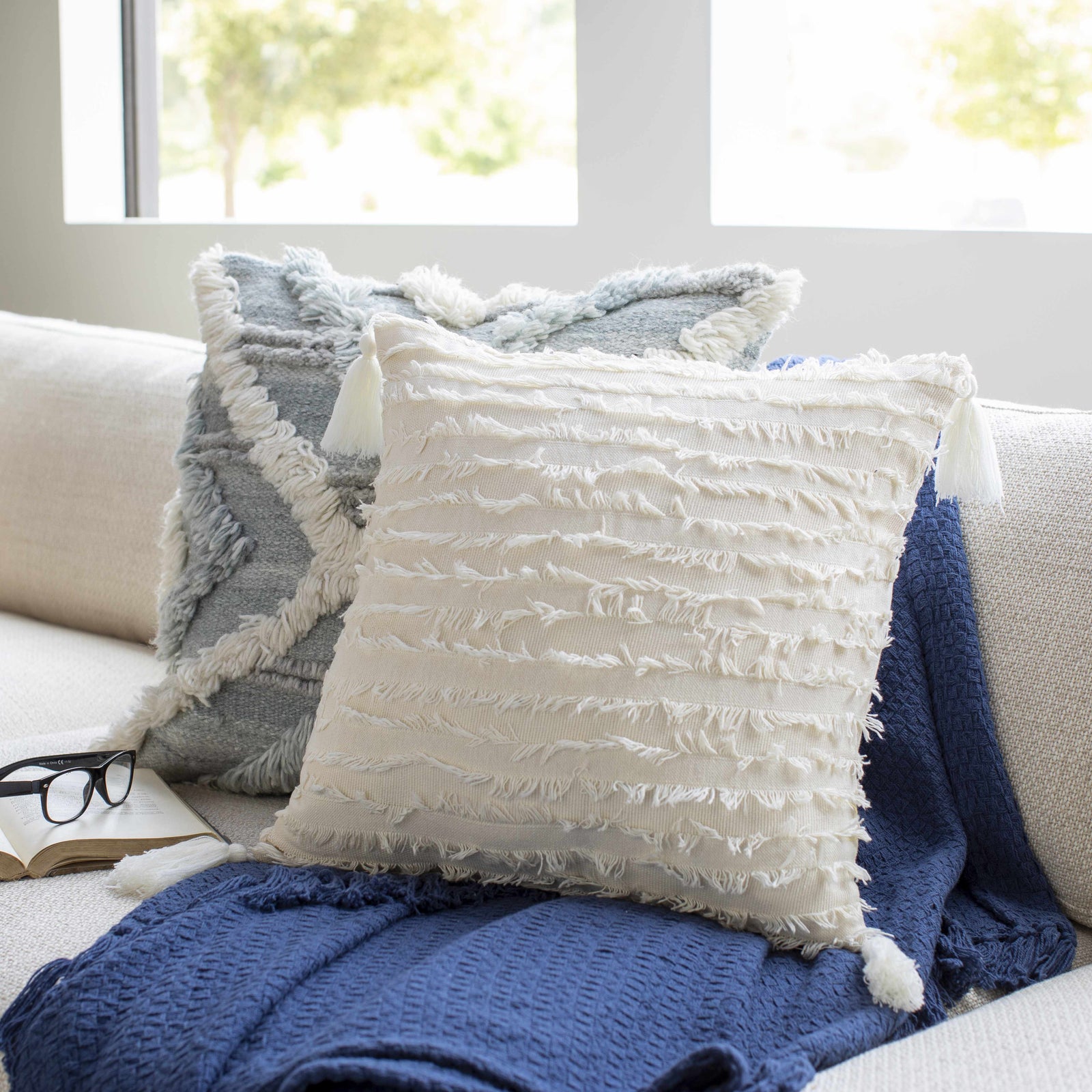Almohada cuadrada con borlas de color marfil texturizado Odon