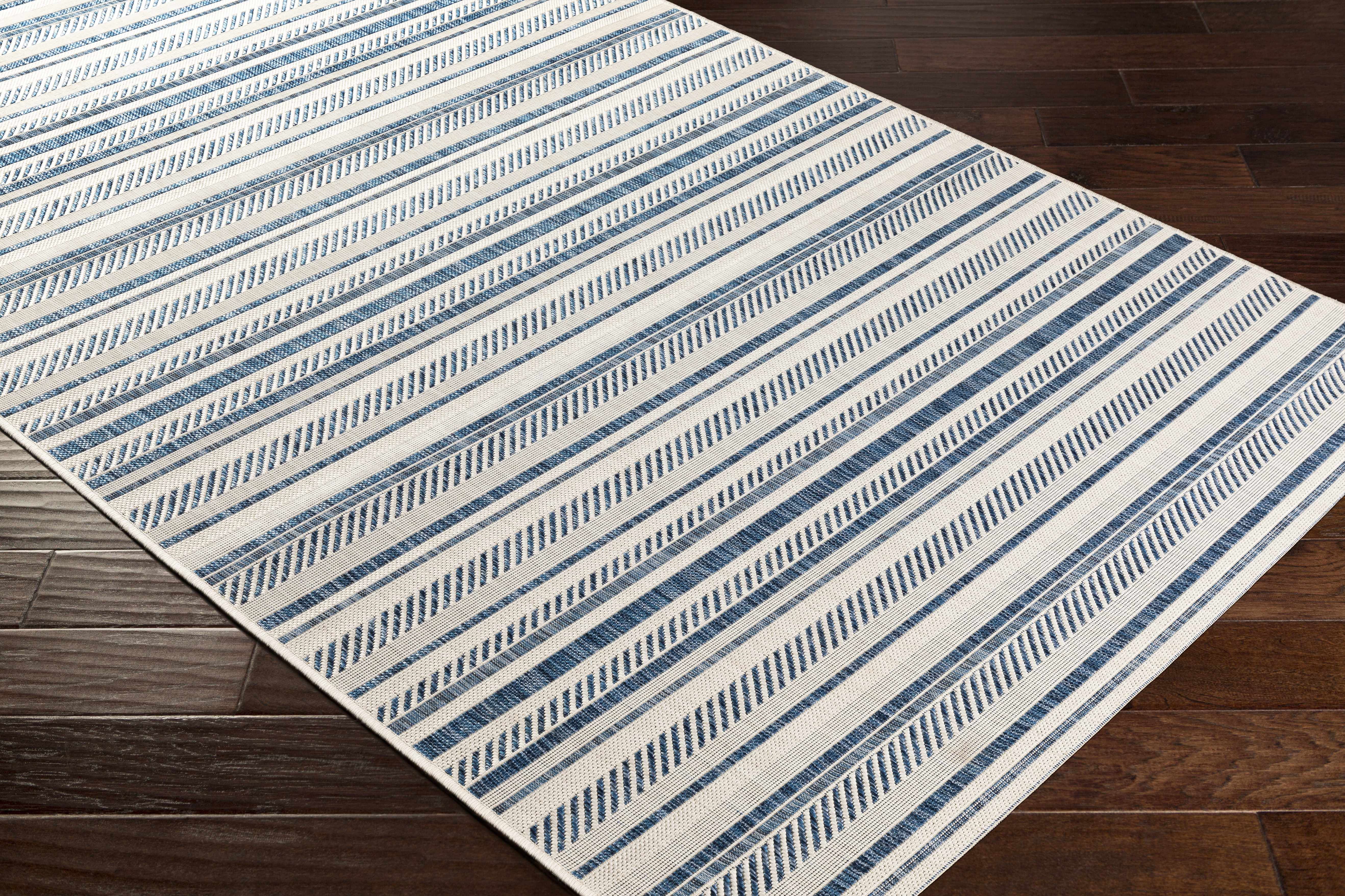 Alfombra nórdica de rayas blancas y azules Olin