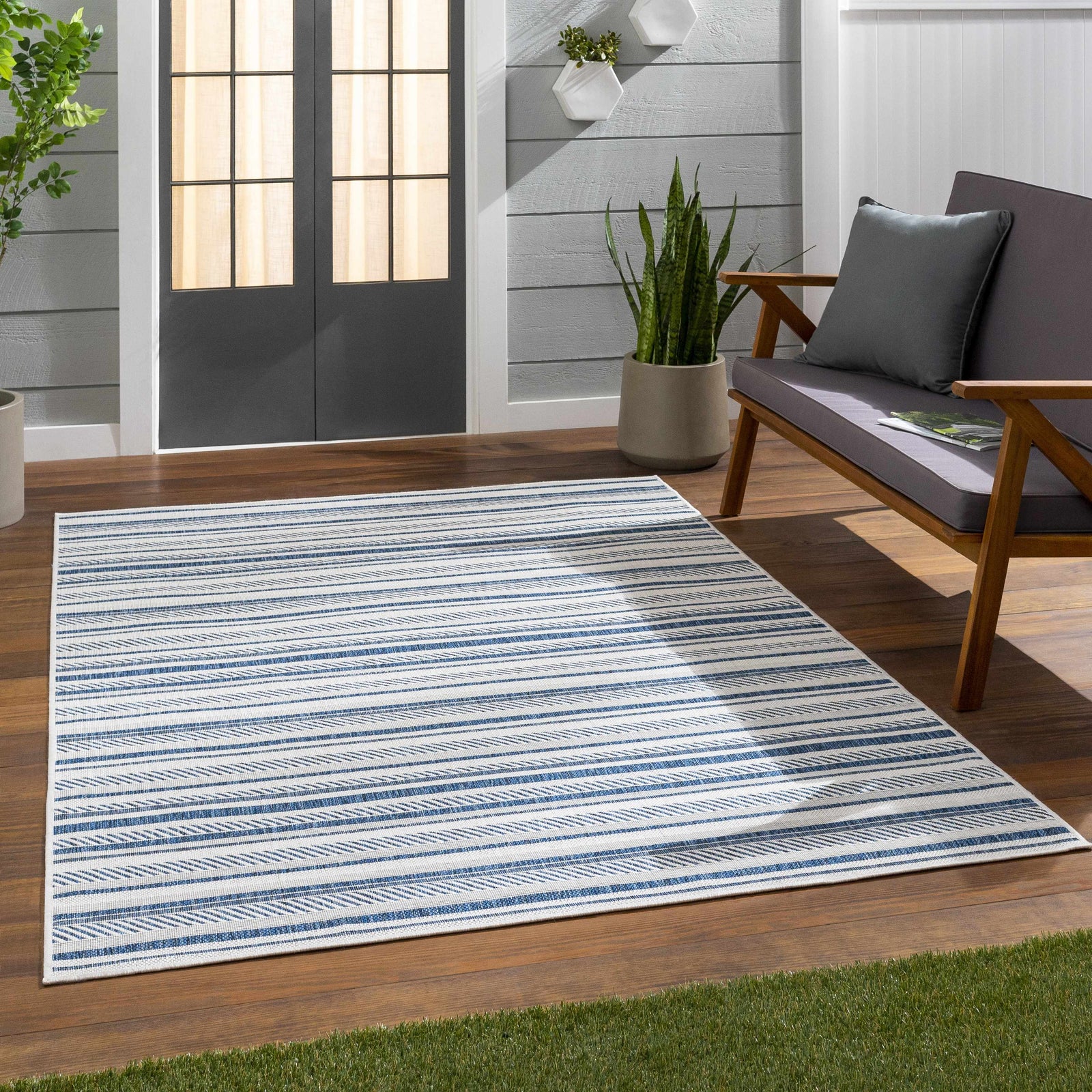 Alfombra nórdica de rayas blancas y azules Olin