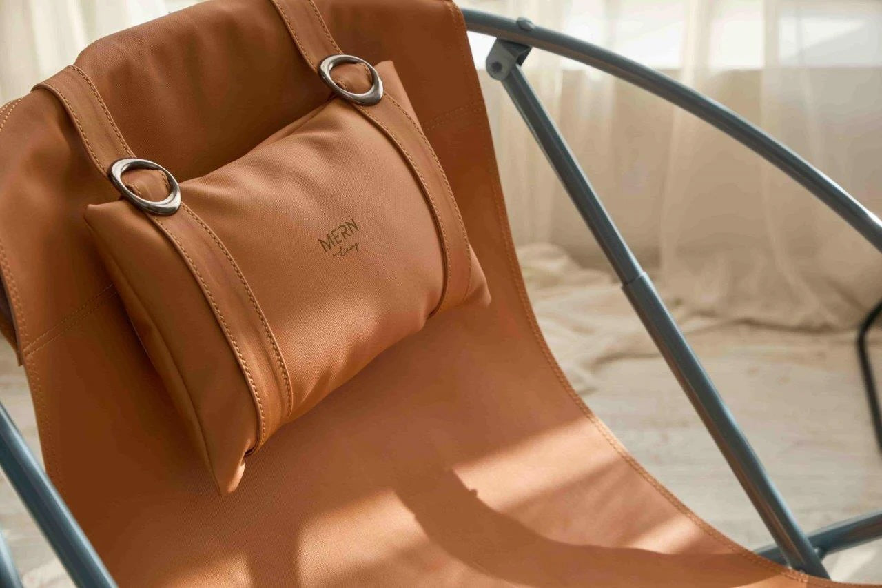 Silla plegable de piel sintética con estructura de metal color naranja